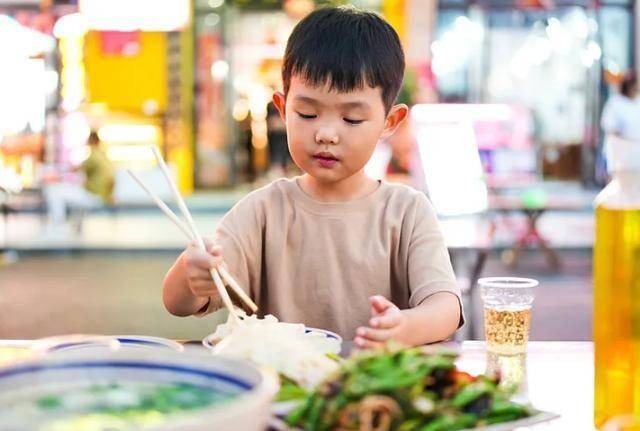 Cách ăn uống của trẻ ảnh hưởng đến giáo dục cảm xúc và tương lai thành đạt của chúng - Ảnh 2.