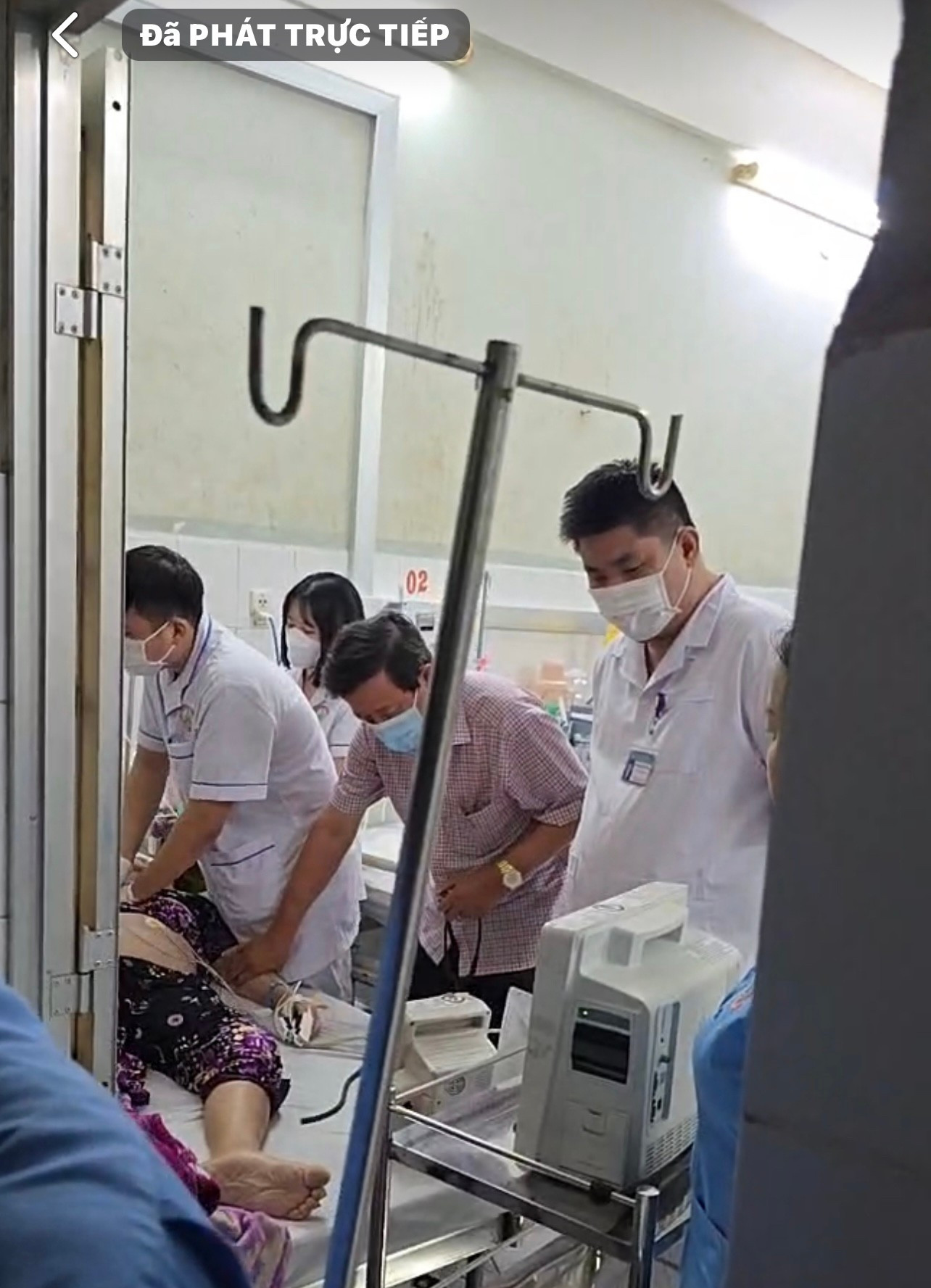 Cụ bà 84 tuổi tử vong sau 1 ngày tại Bệnh viện Đa khoa Cà Mau gây tranh cãi - Ảnh 1.