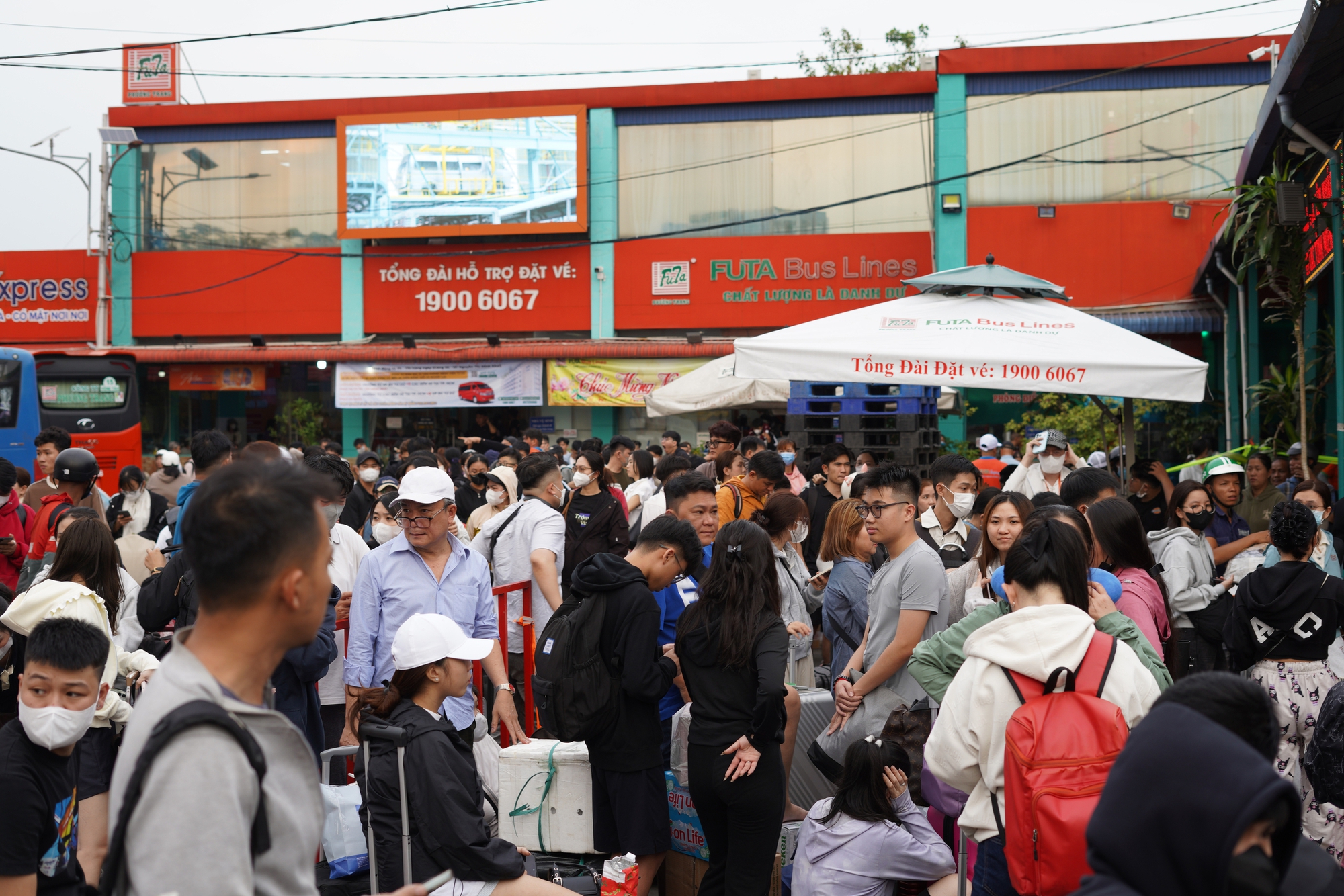 Không khí Tết rộn ràng tại Bến xe Miền Tây chiều 26 Tết 2026 - Ảnh 9. Không khí Tết rộn ràng tại Bến xe Miền Tây chiều 26 Tết 2026 - Ảnh 9.