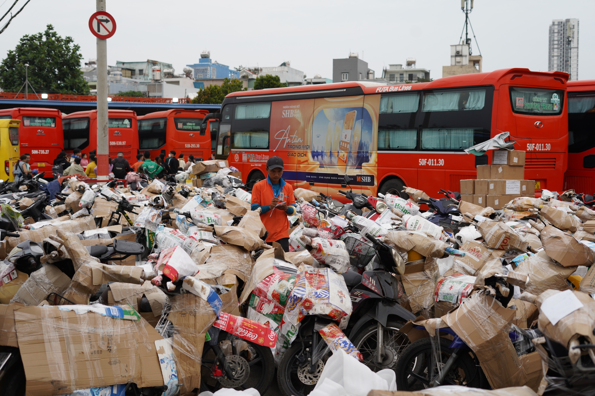 Không khí Tết rộn ràng tại Bến xe Miền Tây chiều 26 Tết 2026 - Ảnh 4. Không khí Tết rộn ràng tại Bến xe Miền Tây chiều 26 Tết 2026 - Ảnh 4.