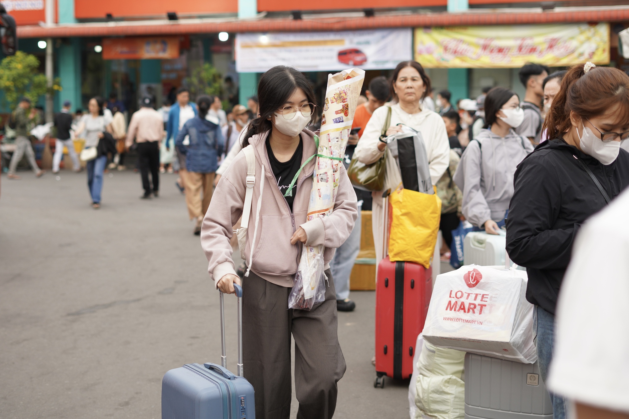 Không khí Tết rộn ràng tại Bến xe Miền Tây chiều 26 Tết 2026 - Ảnh 8. Không khí Tết rộn ràng tại Bến xe Miền Tây chiều 26 Tết 2026 - Ảnh 8.