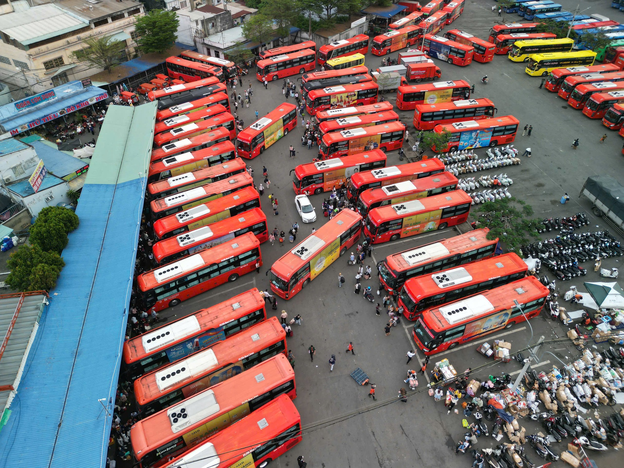 Không khí Tết rộn ràng tại Bến xe Miền Tây chiều 26 Tết 2026 - Ảnh 3. Không khí Tết rộn ràng tại Bến xe Miền Tây chiều 26 Tết 2026 - Ảnh 3.