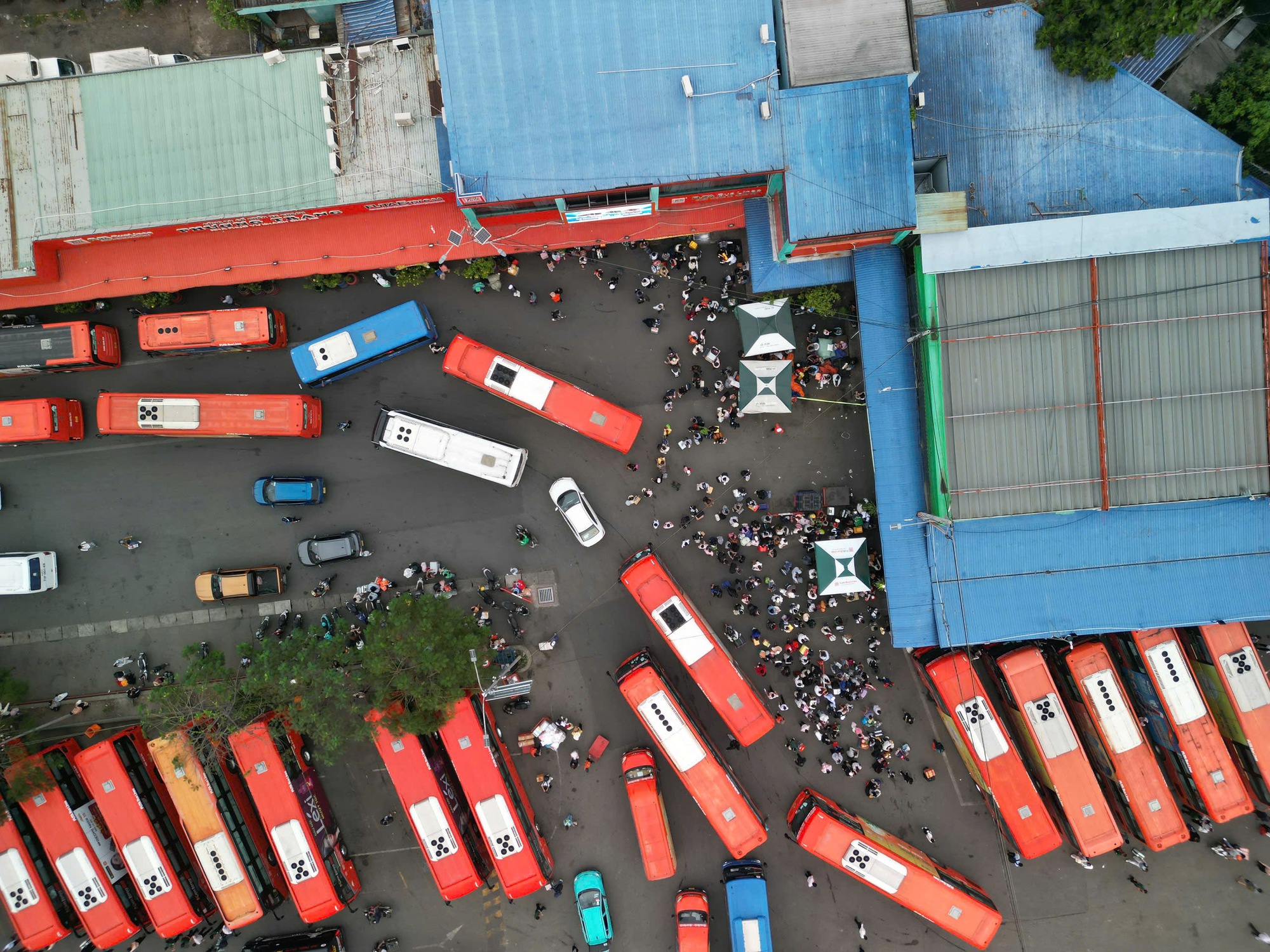 Không khí Tết rộn ràng tại Bến xe Miền Tây chiều 26 Tết 2026 - Ảnh 6. Không khí Tết rộn ràng tại Bến xe Miền Tây chiều 26 Tết 2026 - Ảnh 6.