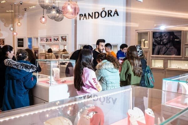 Hãng trang sức Pandora xây nhà máy tại Việt Nam với bạch kim do giá bạc tăng - Ảnh 1. Hãng trang sức Pandora xây nhà máy tại Việt Nam với bạch kim do giá bạc tăng - Ảnh 1.