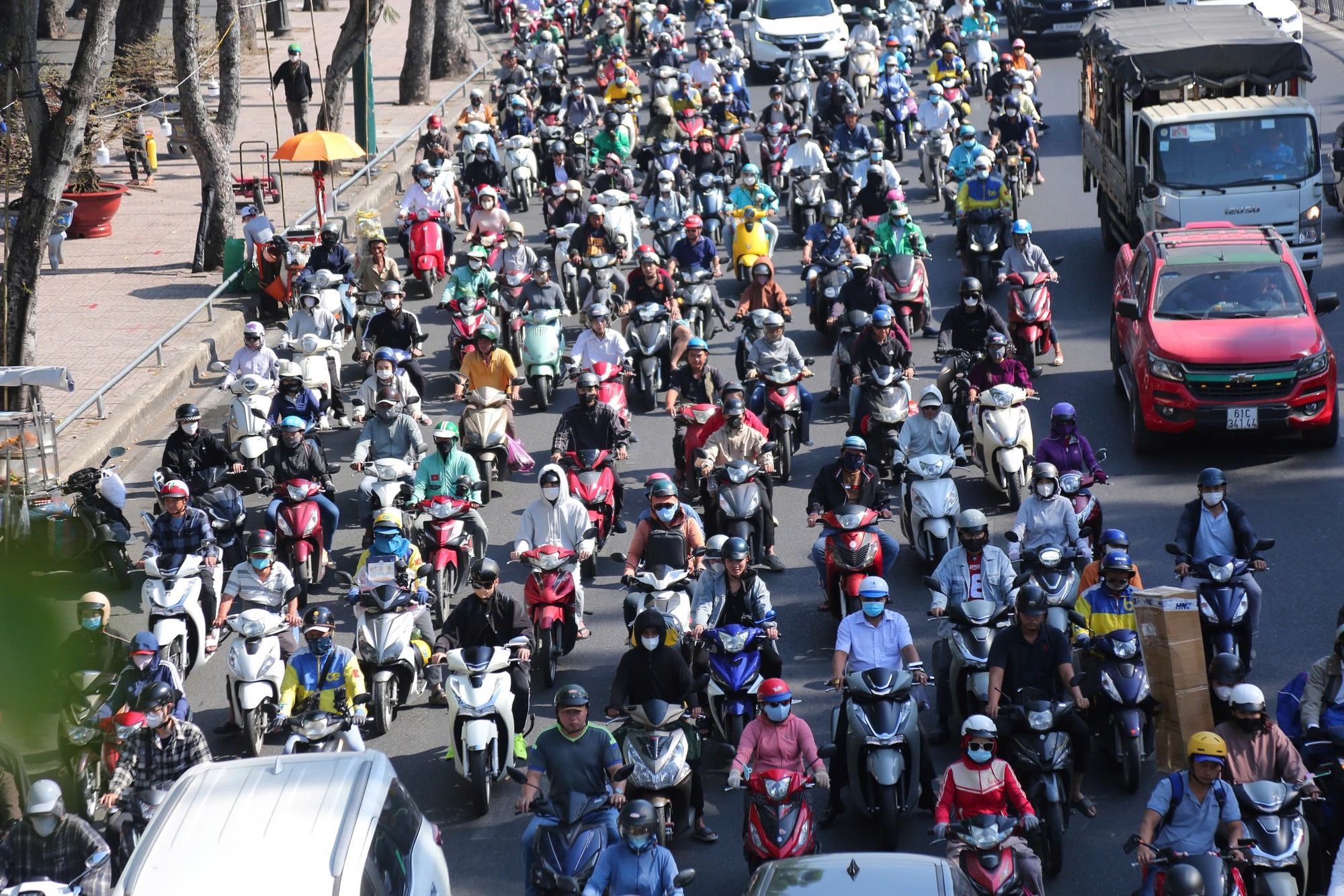 Phân luồng giao thông TPHCM dịp Tết Nguyên đán 2026 giảm ùn tắc hiệu quả - Ảnh 1. Phân luồng giao thông TPHCM dịp Tết Nguyên đán 2026 giảm ùn tắc hiệu quả - Ảnh 1.