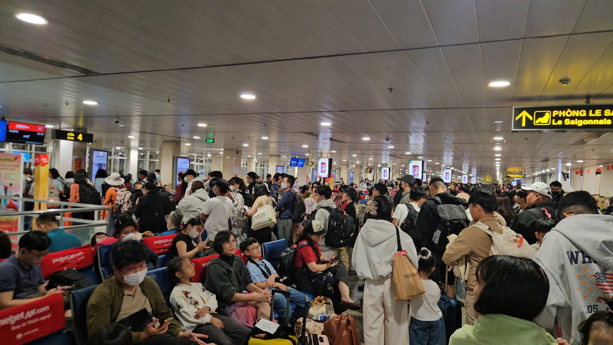 Sân bay Tân Sơn Nhất đón 164 . 000 Khách Ngày 26 tháng Chạp kỷ lục 2026 - Ảnh 2. Sân bay Tân Sơn Nhất đón 164 . 000 Khách Ngày 26 tháng Chạp kỷ lục 2026 - Ảnh 2.