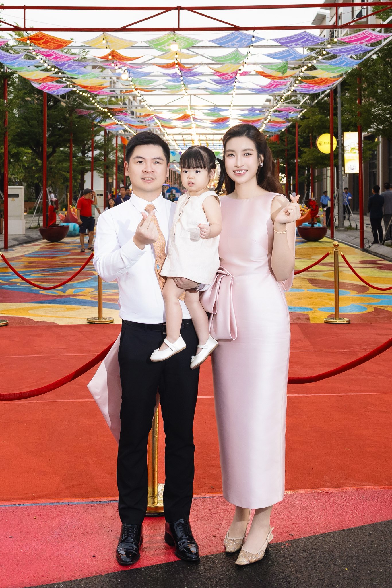 Dâu hào môn Đỗ Mỹ Linh miệt mài làm việc giáp Tết, ái nữ Chủ tịch Hà Nội FC làm "thư kí" cực yêu - Ảnh 3.