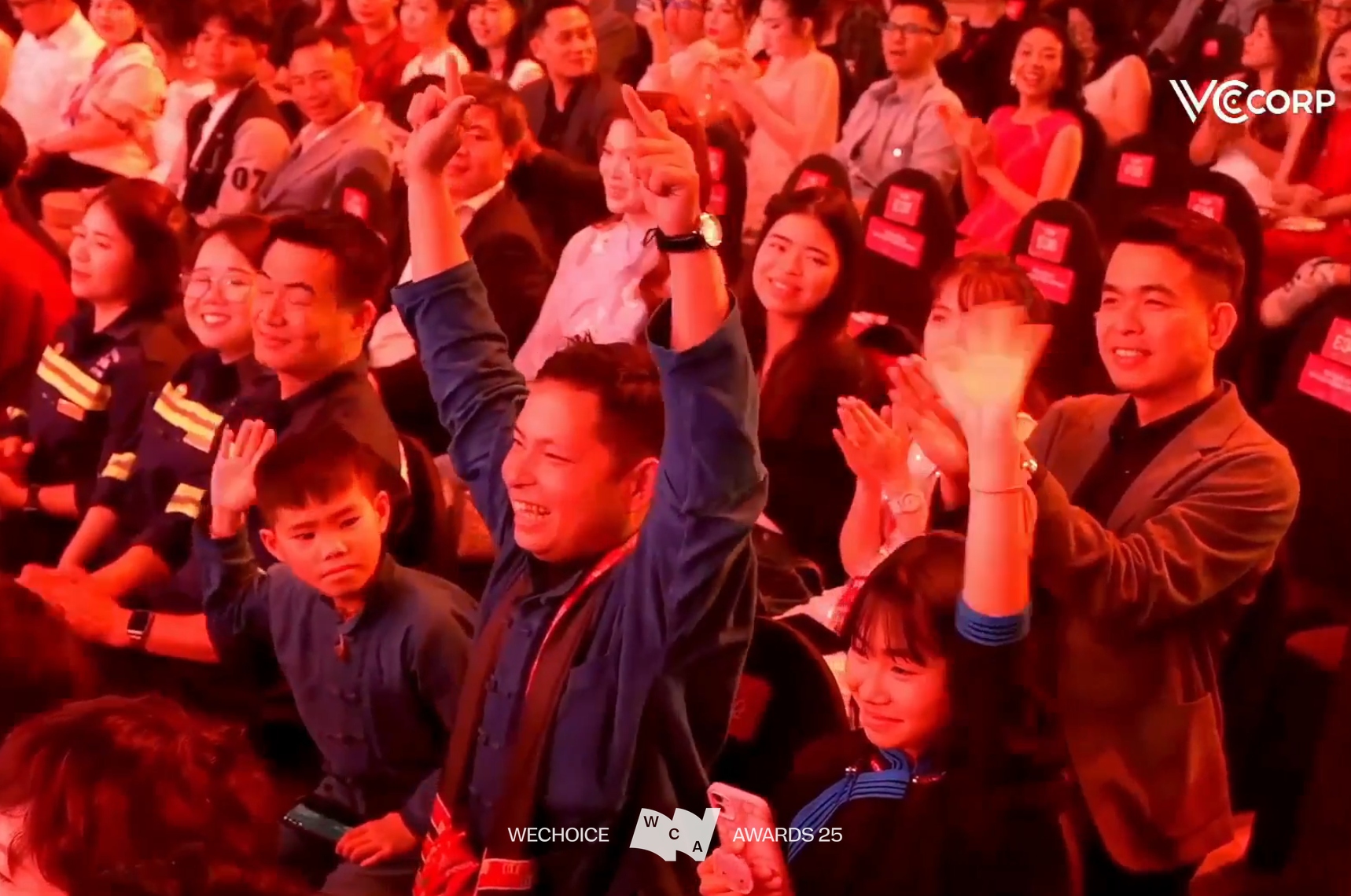 Mang 8 chiếc bánh giày, 3 con lợn và muối đi đón dâu: Anh Hà và chị Thông bắt đầu cuộc hôn nhân "mặn mòi" - Ảnh 9.