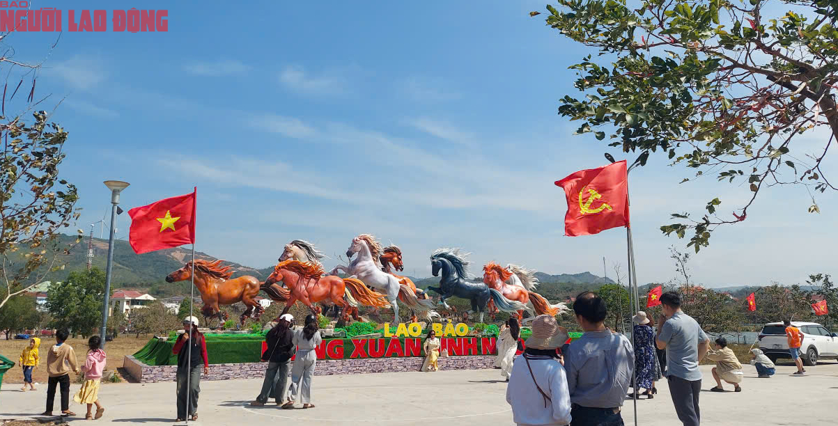 Dòng người đến "check-in" đàn linh vật ngựa oai phong ở Quảng Trị - Ảnh 2.