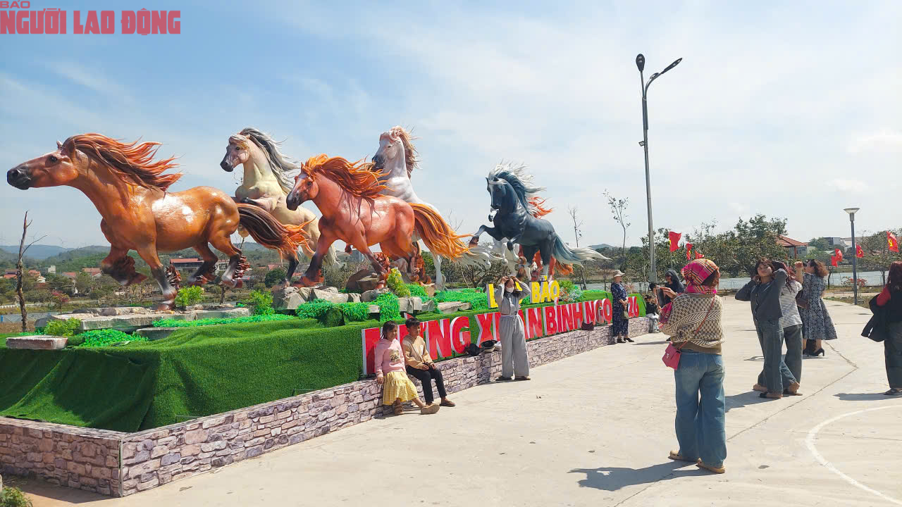 Dòng người đến "check-in" đàn linh vật ngựa oai phong ở Quảng Trị - Ảnh 7.