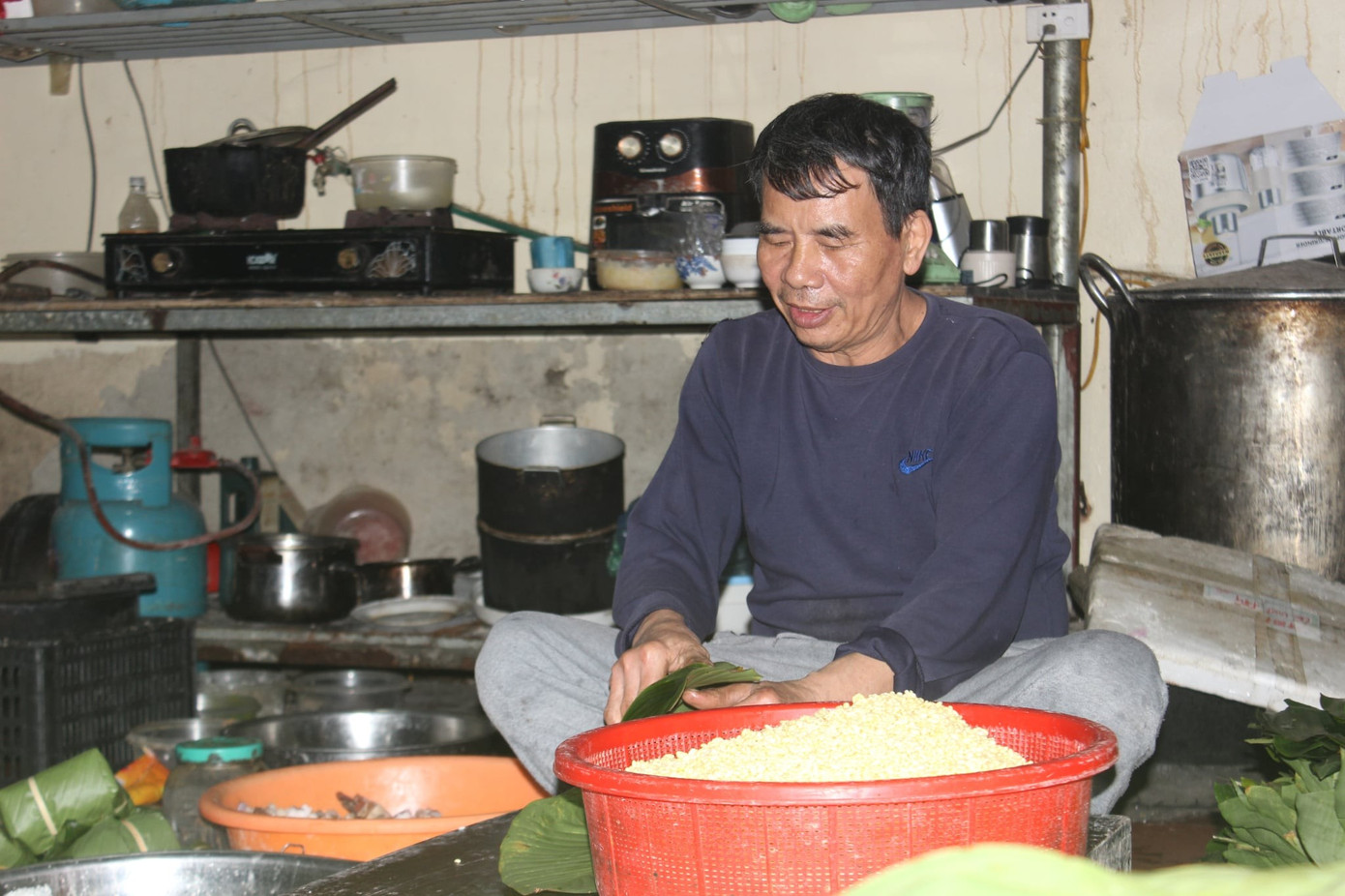 Bánh chưng Hùng Lô: Làng nghề truyền thống đỏ lửa suốt ngày đêm cận Tết 2026 - Ảnh 3.