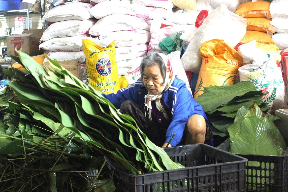 Bánh chưng Hùng Lô: Làng nghề truyền thống đỏ lửa suốt ngày đêm cận Tết 2026 - Ảnh 2.