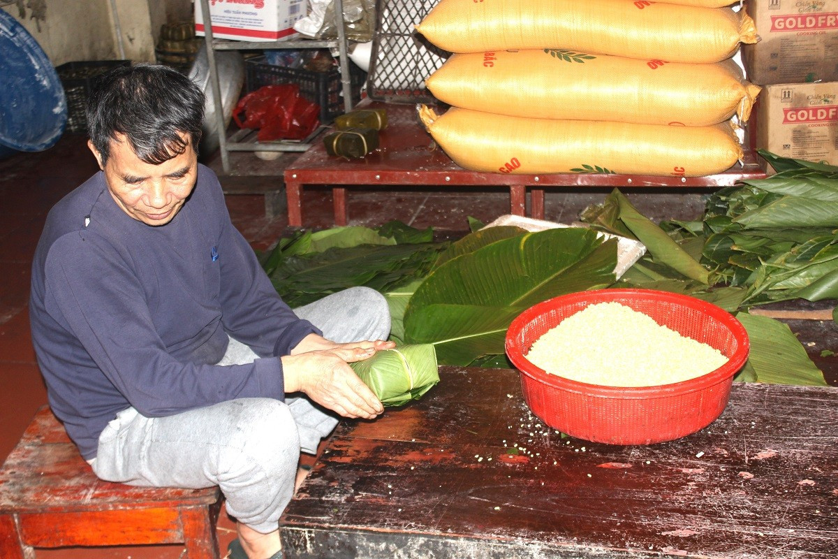 Bánh chưng Hùng Lô: Làng nghề truyền thống đỏ lửa suốt ngày đêm cận Tết 2026 - Ảnh 4.
