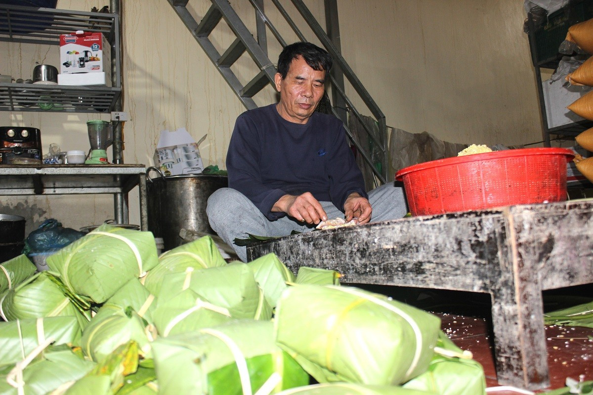 Bánh chưng Hùng Lô: Làng nghề truyền thống đỏ lửa suốt ngày đêm cận Tết 2026 - Ảnh 5.