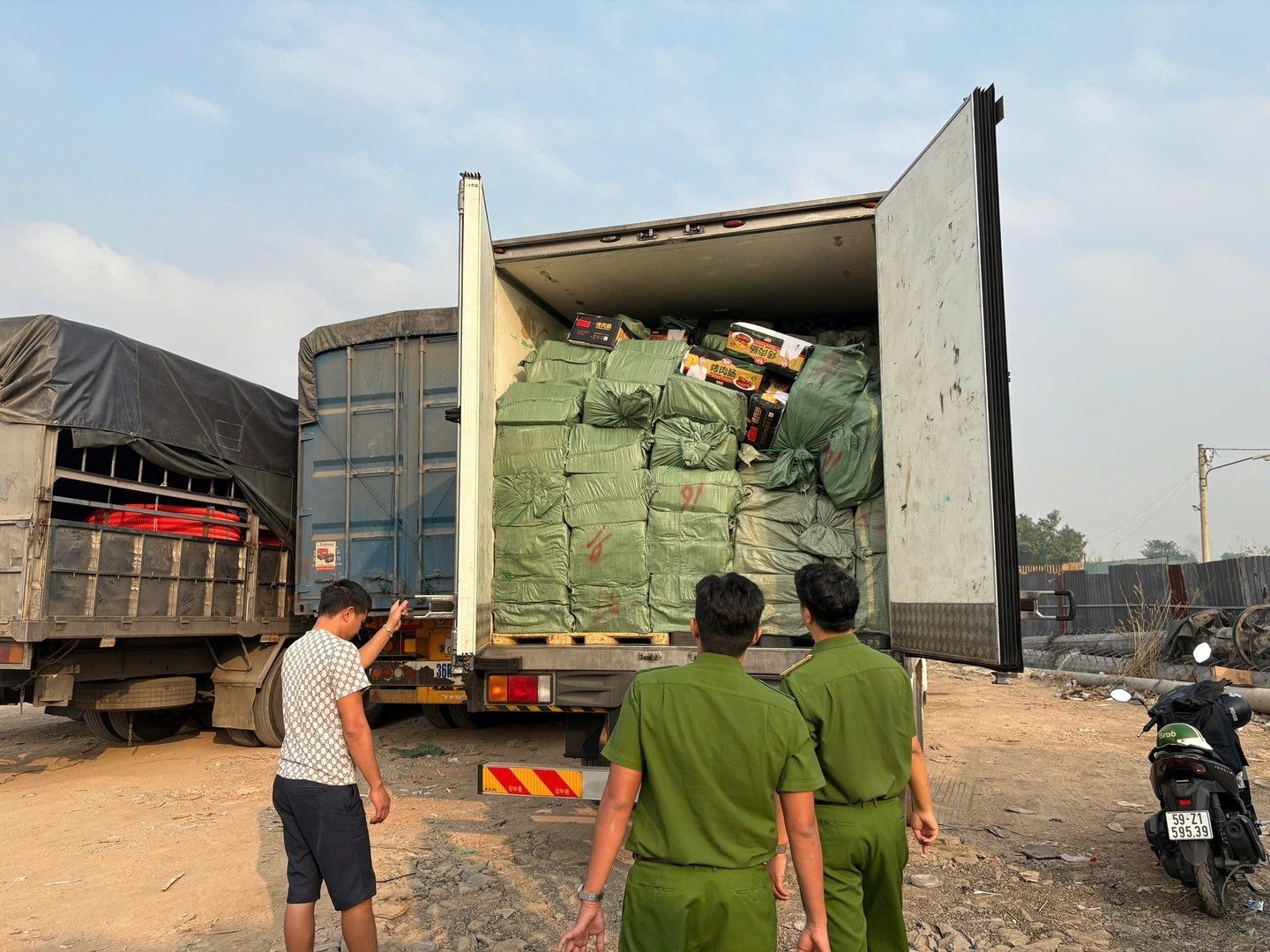 Phát hiện vụ buôn bán thực phẩm đông lạnh lạ tại TP . HCM , Cảnh sát ra tay xử lý - Ảnh 4.