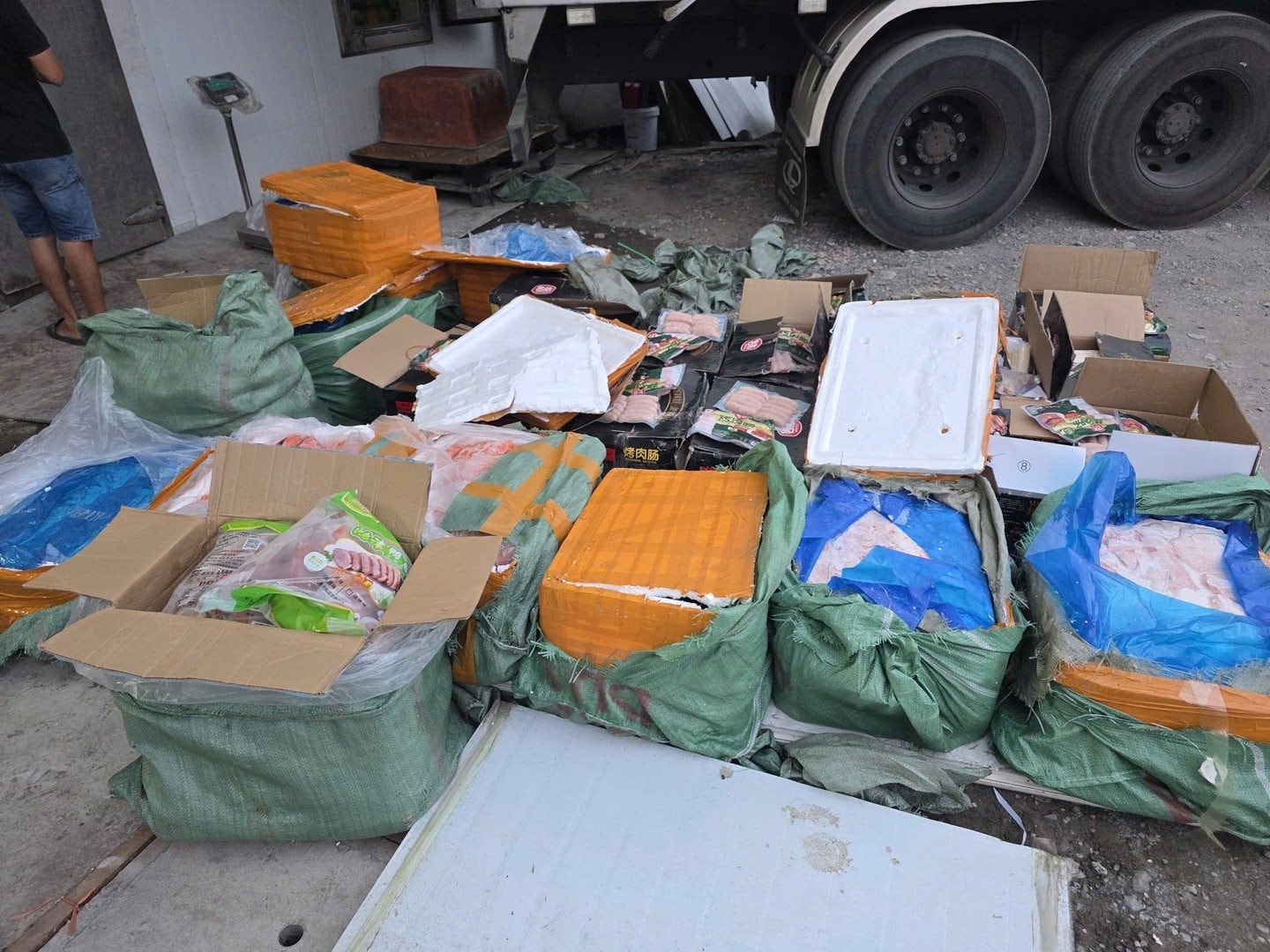 Phát hiện vụ buôn bán thực phẩm đông lạnh lạ tại TP . HCM , Cảnh sát ra tay xử lý - Ảnh 5.