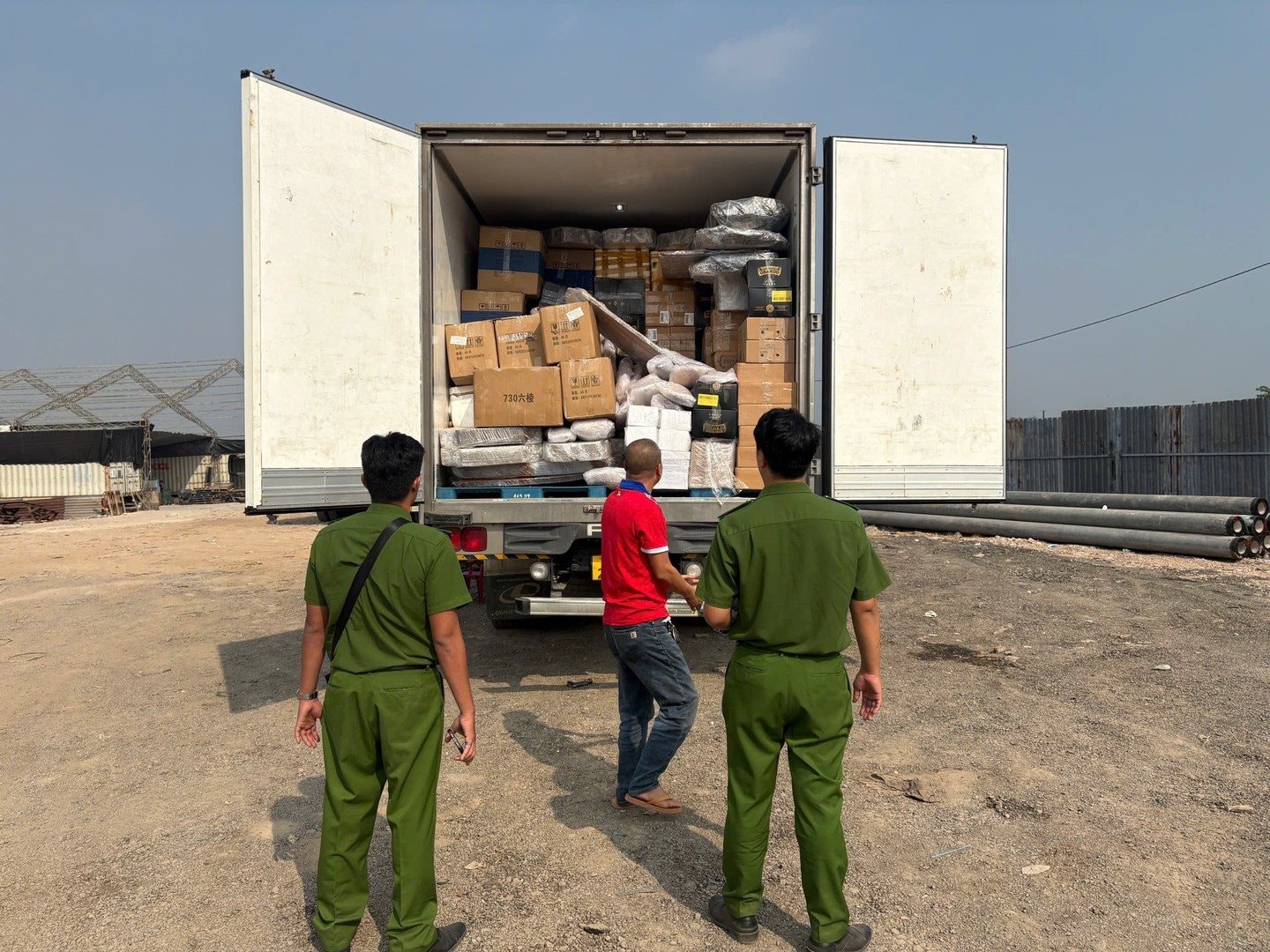 Phát hiện vụ buôn bán thực phẩm đông lạnh lạ tại TP . HCM , Cảnh sát ra tay xử lý - Ảnh 3.