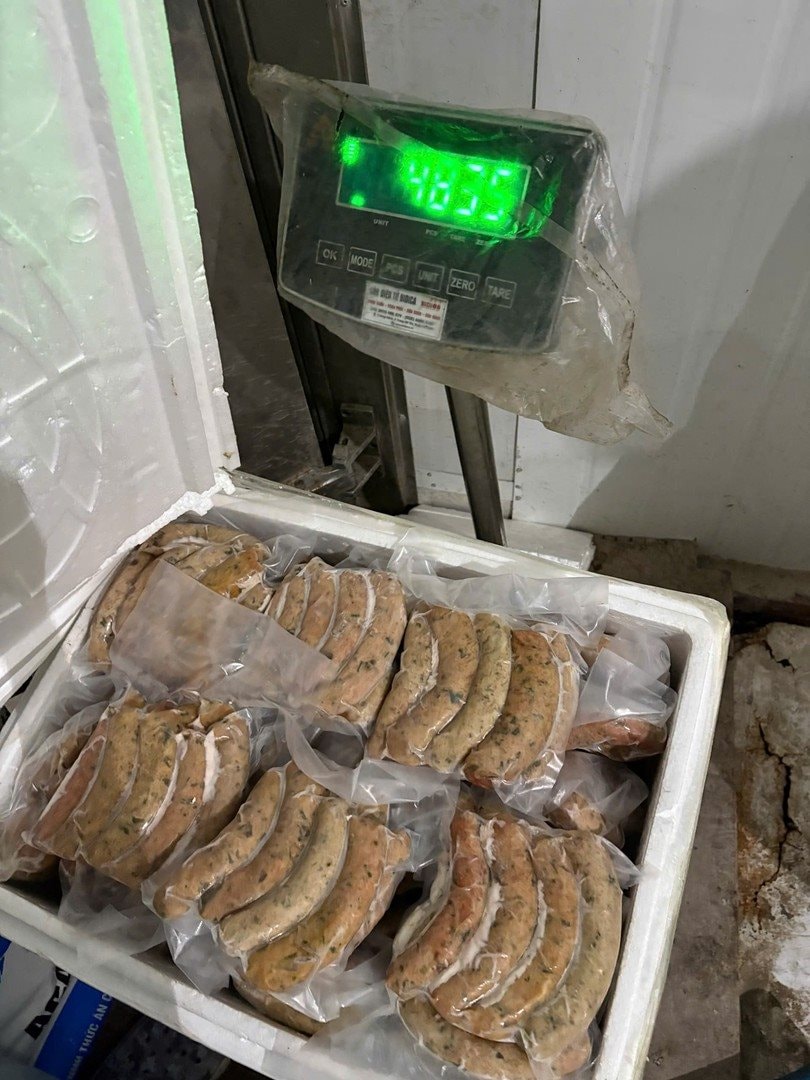 Phát hiện vụ buôn bán thực phẩm đông lạnh lạ tại TP . HCM , Cảnh sát ra tay xử lý - Ảnh 9.