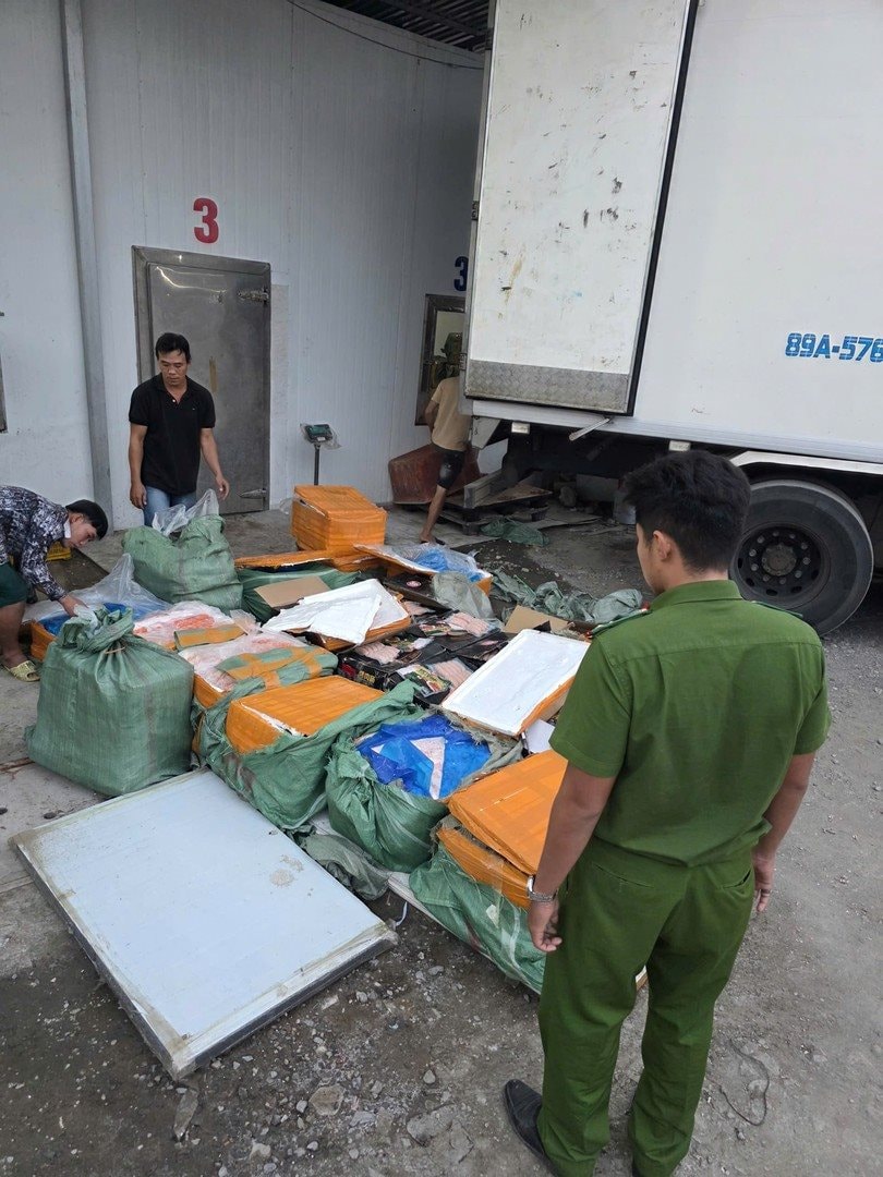 Phát hiện vụ buôn bán thực phẩm đông lạnh lạ tại TP . HCM , Cảnh sát ra tay xử lý - Ảnh 2.