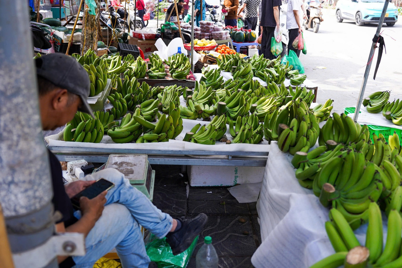 Chuối xanh 28 Tết: Giá rớt từ nửa triệu xuống 30 . 000 Đồng vẫn ế ẩm - Ảnh 3.