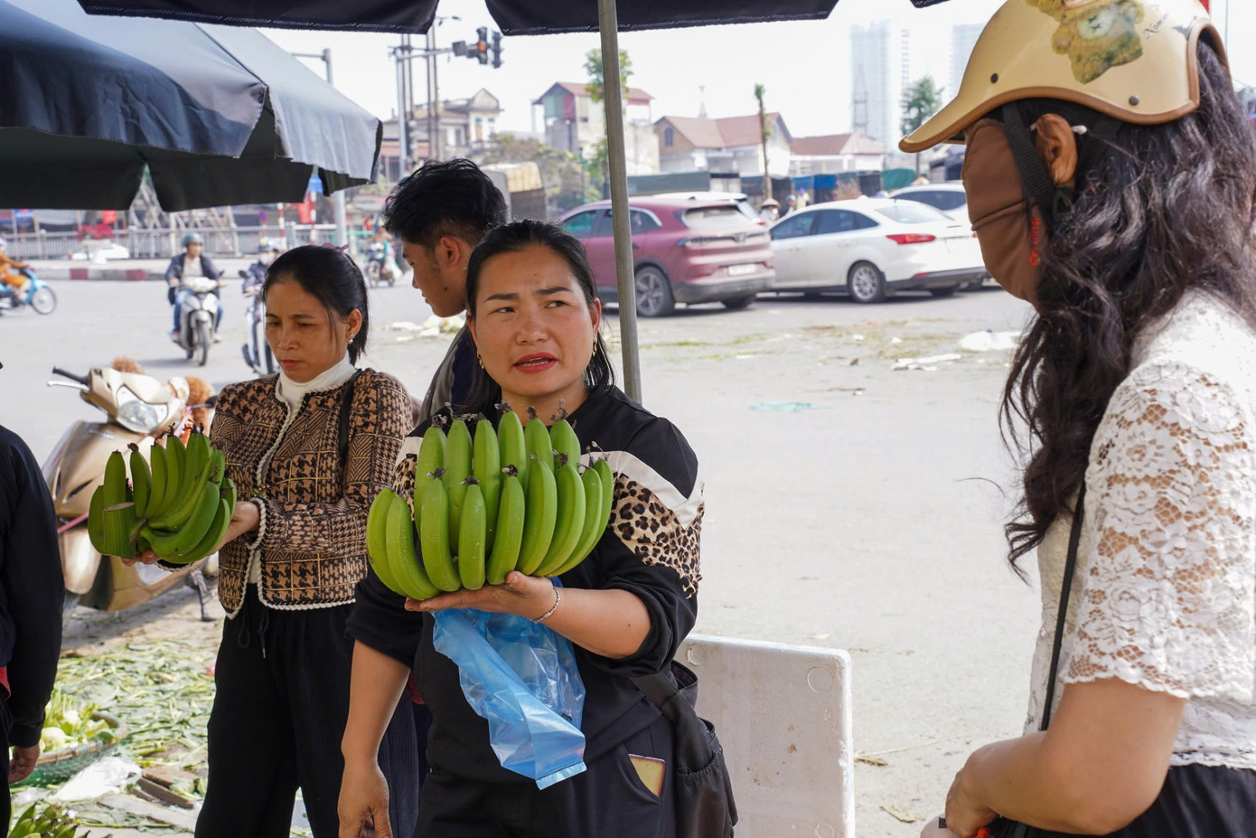 Chuối xanh 28 Tết: Giá rớt từ nửa triệu xuống 30 . 000 Đồng vẫn ế ẩm - Ảnh 4.