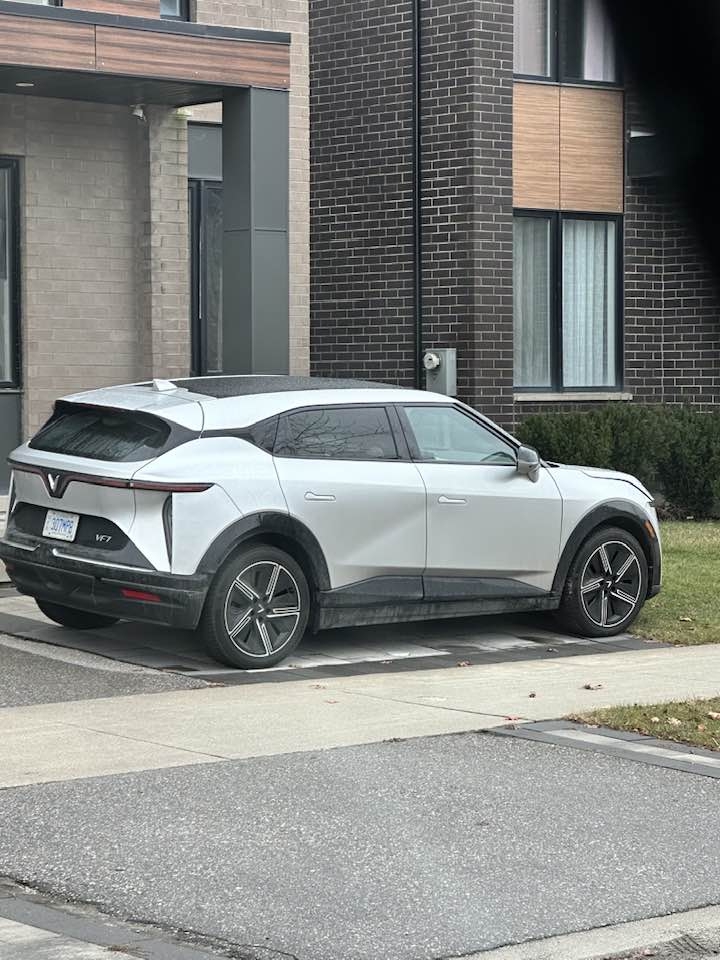 VinFast VF 7 xuất hiện trên đường phố Mỹ , chuẩn bị ra mắt thị trường 2026 - Ảnh 2.