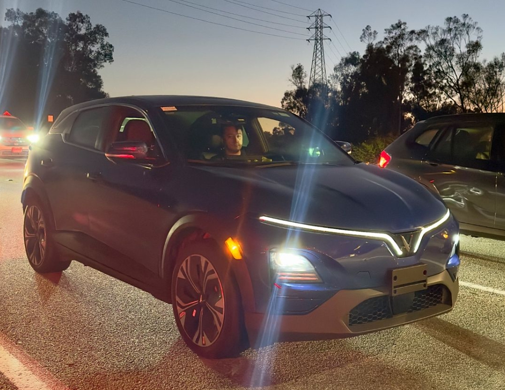 VinFast VF 7 xuất hiện trên đường phố Mỹ , chuẩn bị ra mắt thị trường 2026 - Ảnh 3.