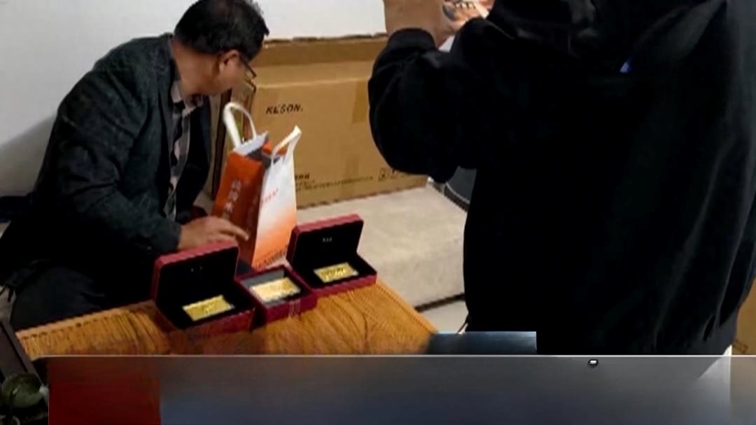 Khách hàng mua 300g vàng trong túi trà sữa bị nghi lừa đảo đầu tư tại Trung Quốc - Ảnh 2. Khách hàng mua 300g vàng trong túi trà sữa bị nghi lừa đảo đầu tư tại Trung Quốc - Ảnh 2.