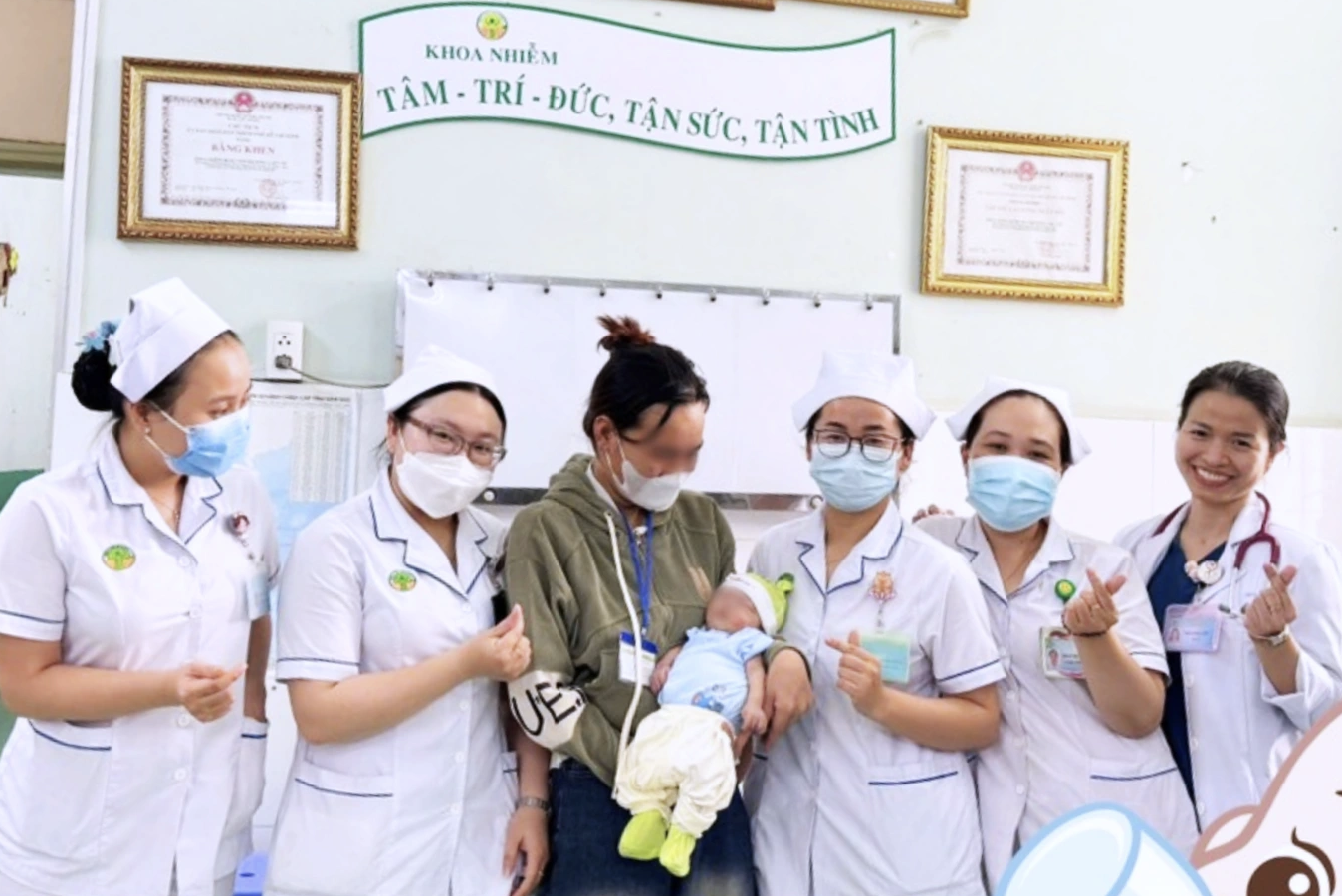 Mẹ ngã bệnh sau ngày đưa con nhập viện, bé trai đoàn tụ gia đình trước thềm xuân mới - Ảnh 1.