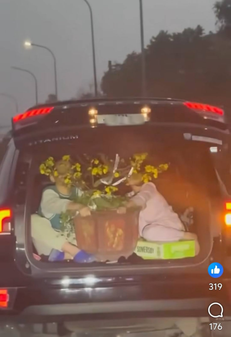 Hình ảnh khiến ai nhìn cũng phải thót tim, dân tình khó hiểu: "Bố mẹ 2 bé nghĩ gì mà làm thế này?" - Ảnh 3.