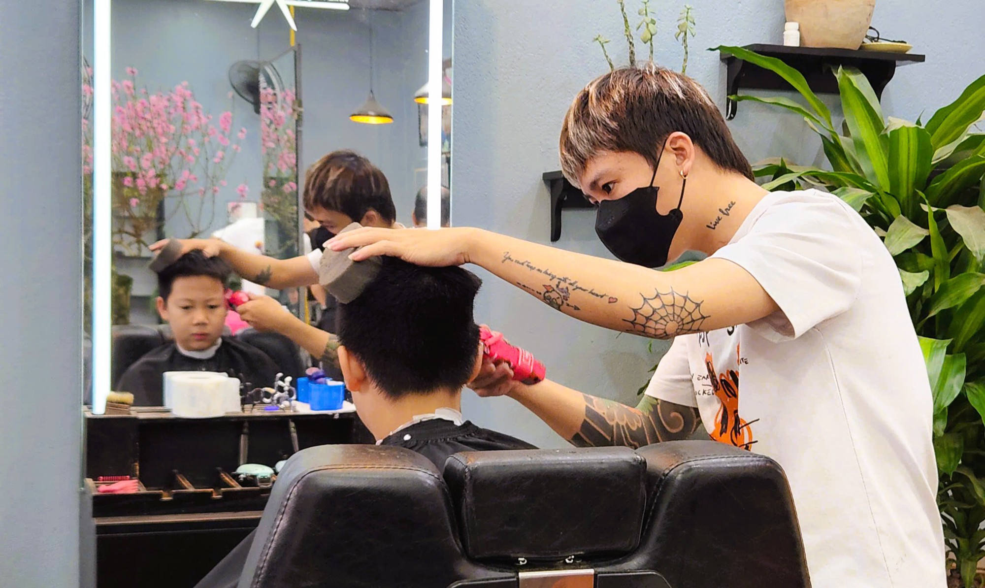 Những nghề "hốt bạc" ngày cận Tết - Ảnh 4.