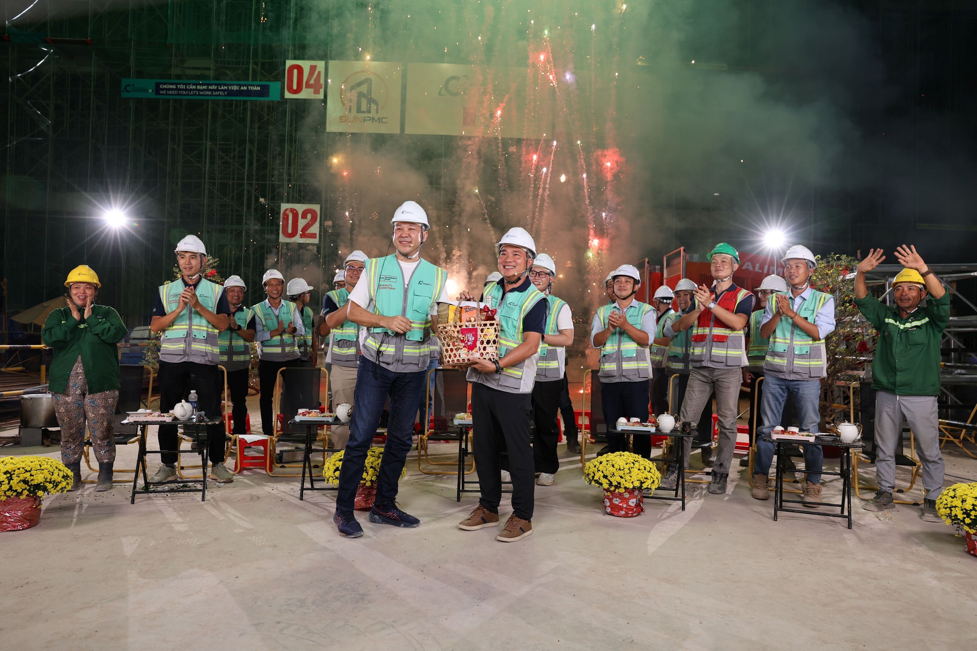 Lãnh đạo Coteccons cùng 3 . 500 Công nhân đón Tết 2026 tại dự án APEC 2027 - Ảnh 1. Lãnh đạo Coteccons cùng 3 . 500 Công nhân đón Tết 2026 tại dự án APEC 2027 - Ảnh 1.