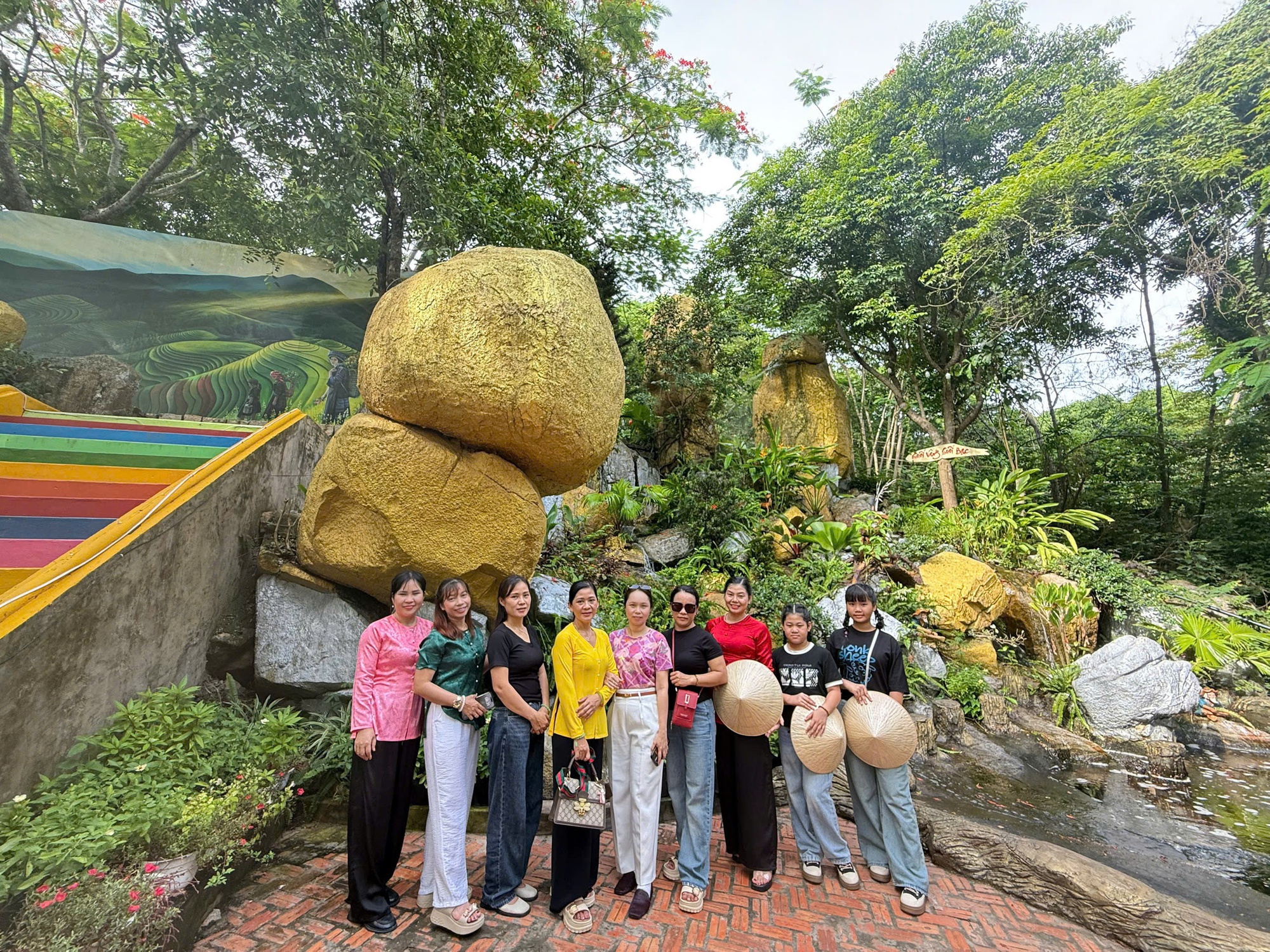 Mùng 1 Tết, “biển người” đổ về Miếu Bà Chúa Xứ núi Sam - Ảnh 10.