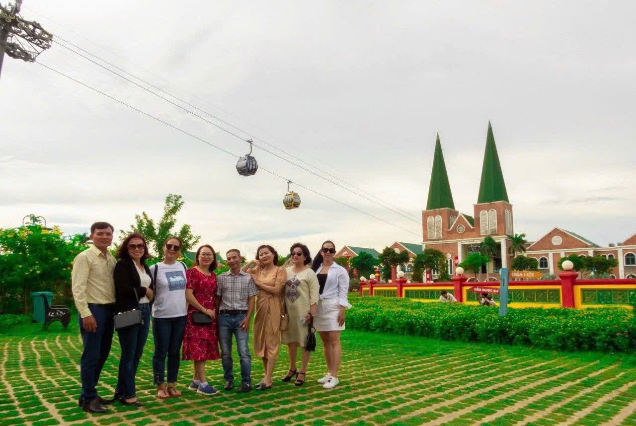 Mùng 1 Tết, “biển người” đổ về Miếu Bà Chúa Xứ núi Sam - Ảnh 12.