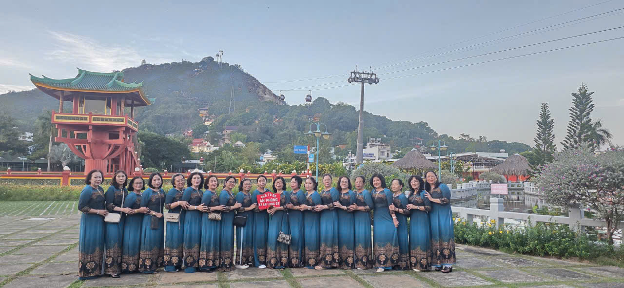 Mùng 1 Tết, “biển người” đổ về Miếu Bà Chúa Xứ núi Sam - Ảnh 16.