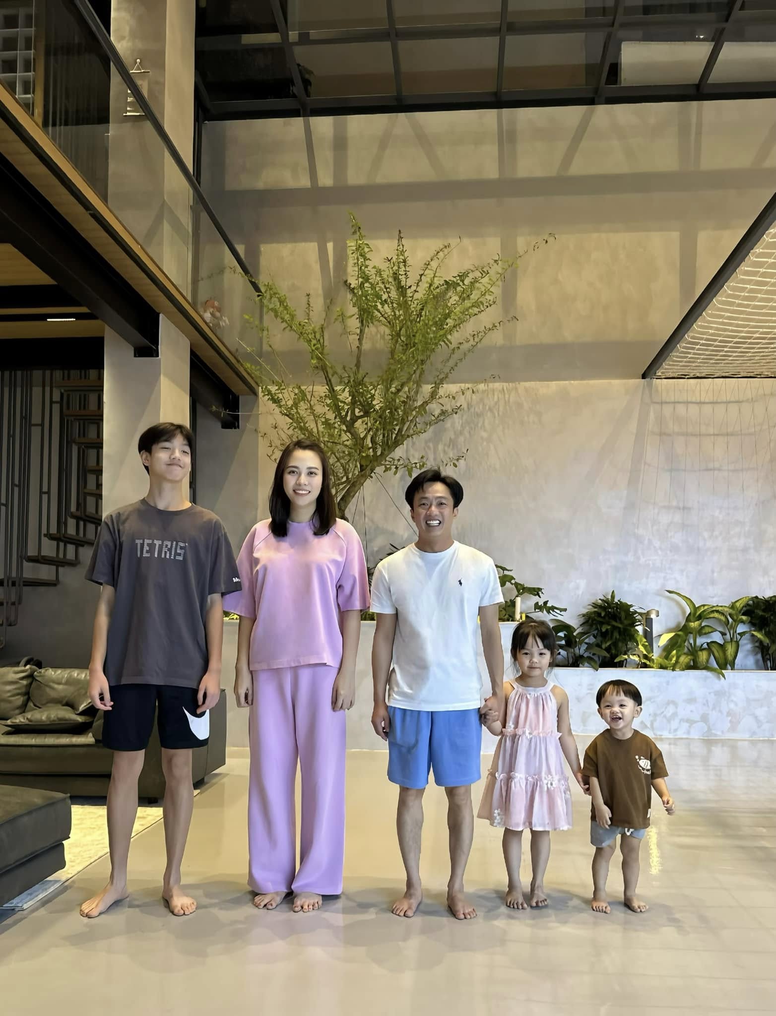 Hình ảnh gia đình Cường Đô La vào 29 Tết ghi dấu ấn sum họp 2026 - Ảnh 2. Hình ảnh gia đình Cường Đô La vào 29 Tết ghi dấu ấn sum họp 2026 - Ảnh 2.