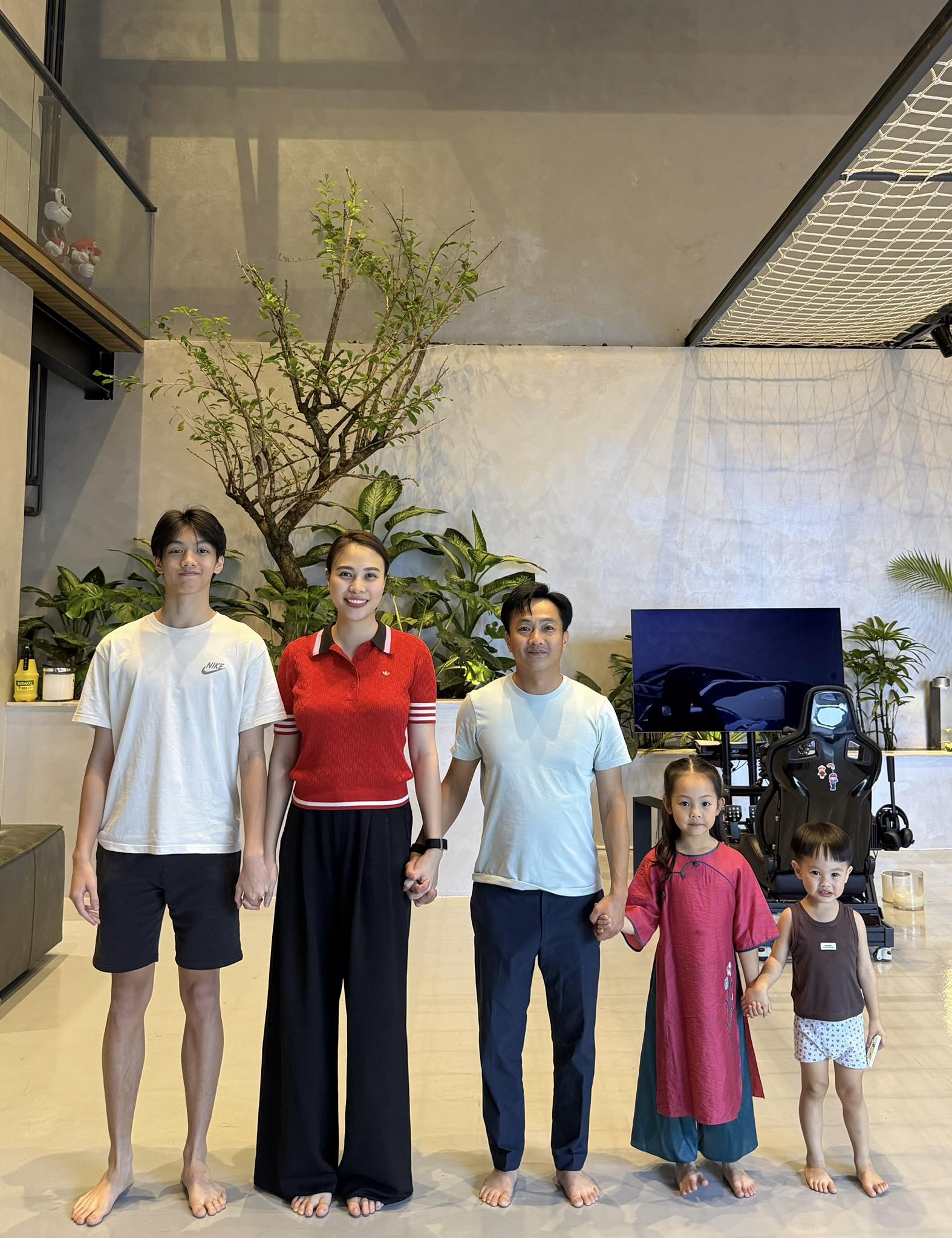 Hình ảnh gia đình Cường Đô La vào 29 Tết ghi dấu ấn sum họp 2026 - Ảnh 1. Hình ảnh gia đình Cường Đô La vào 29 Tết ghi dấu ấn sum họp 2026 - Ảnh 1.