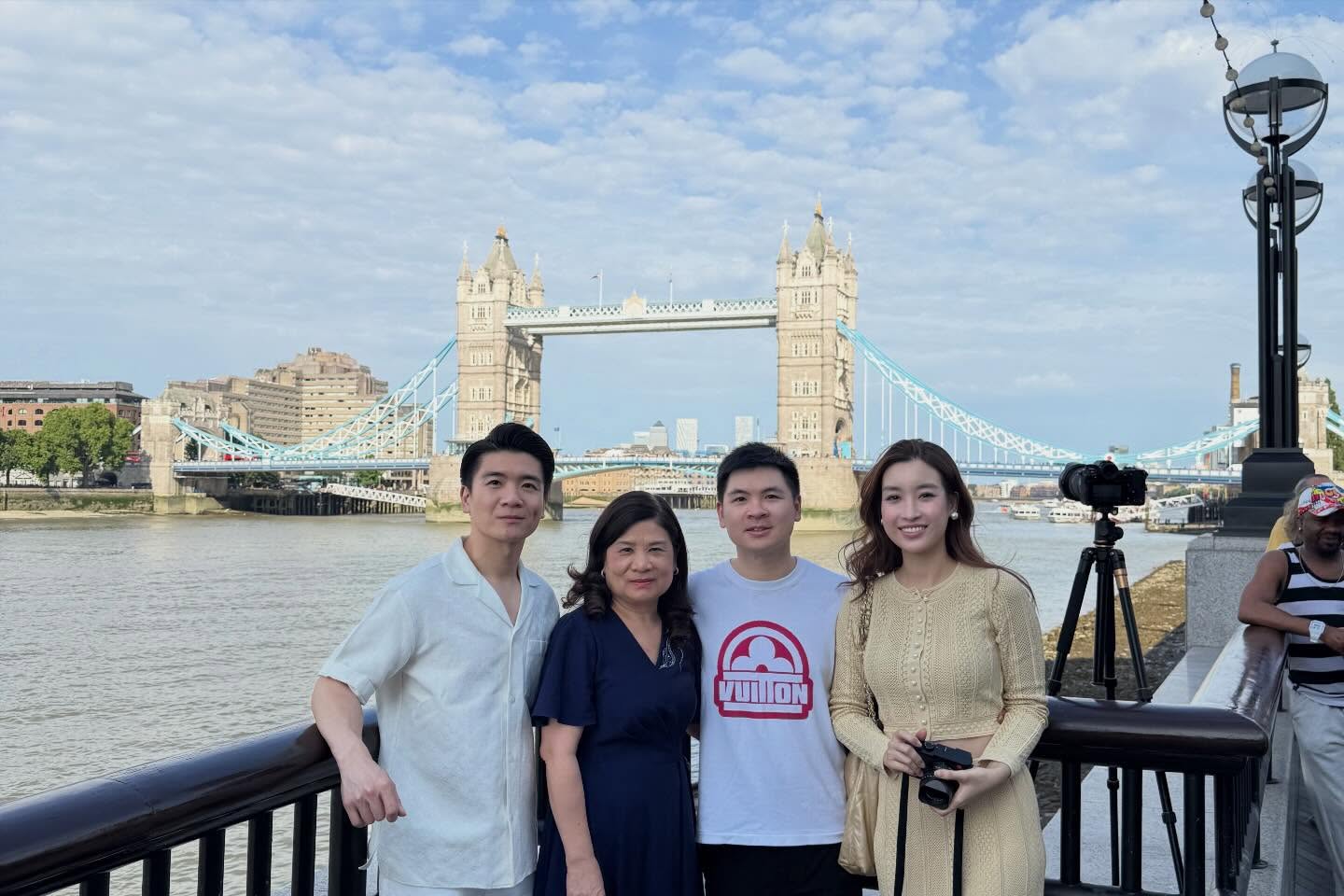 Đỗ Mỹ Linh và Đỗ Vinh Quang đón năm mới: Khoảnh khắc ngọt ngào và sắc đẹp tự nhiên - Ảnh 4.