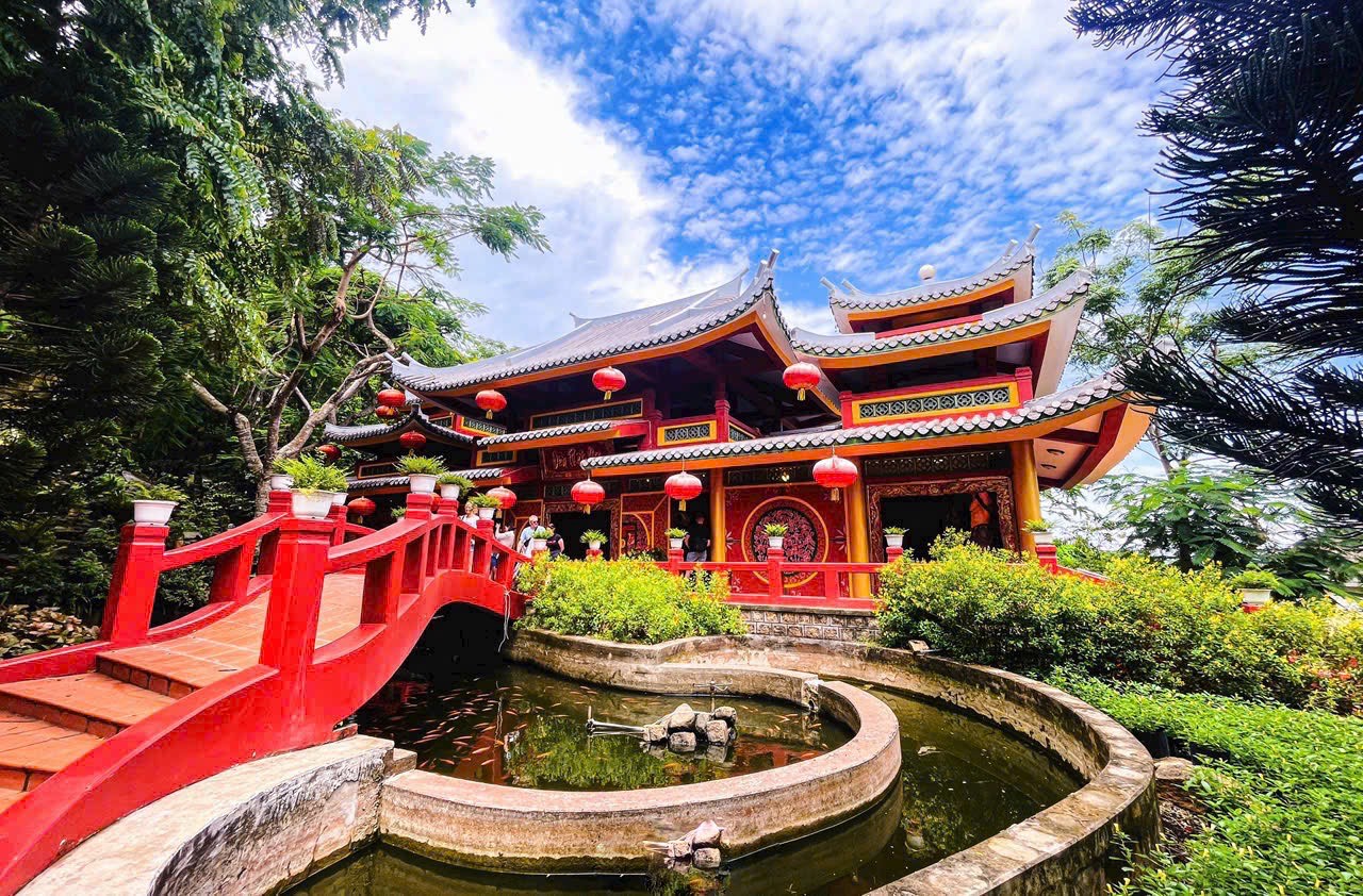 Mùng 1 Tết, “biển người” đổ về Miếu Bà Chúa Xứ núi Sam - Ảnh 7.