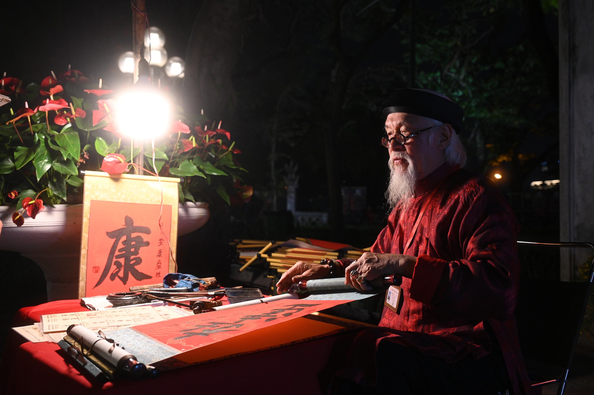 Pháo hoa rực rỡ trên bầu trời, chào đón năm mới 2026- Ảnh 4.