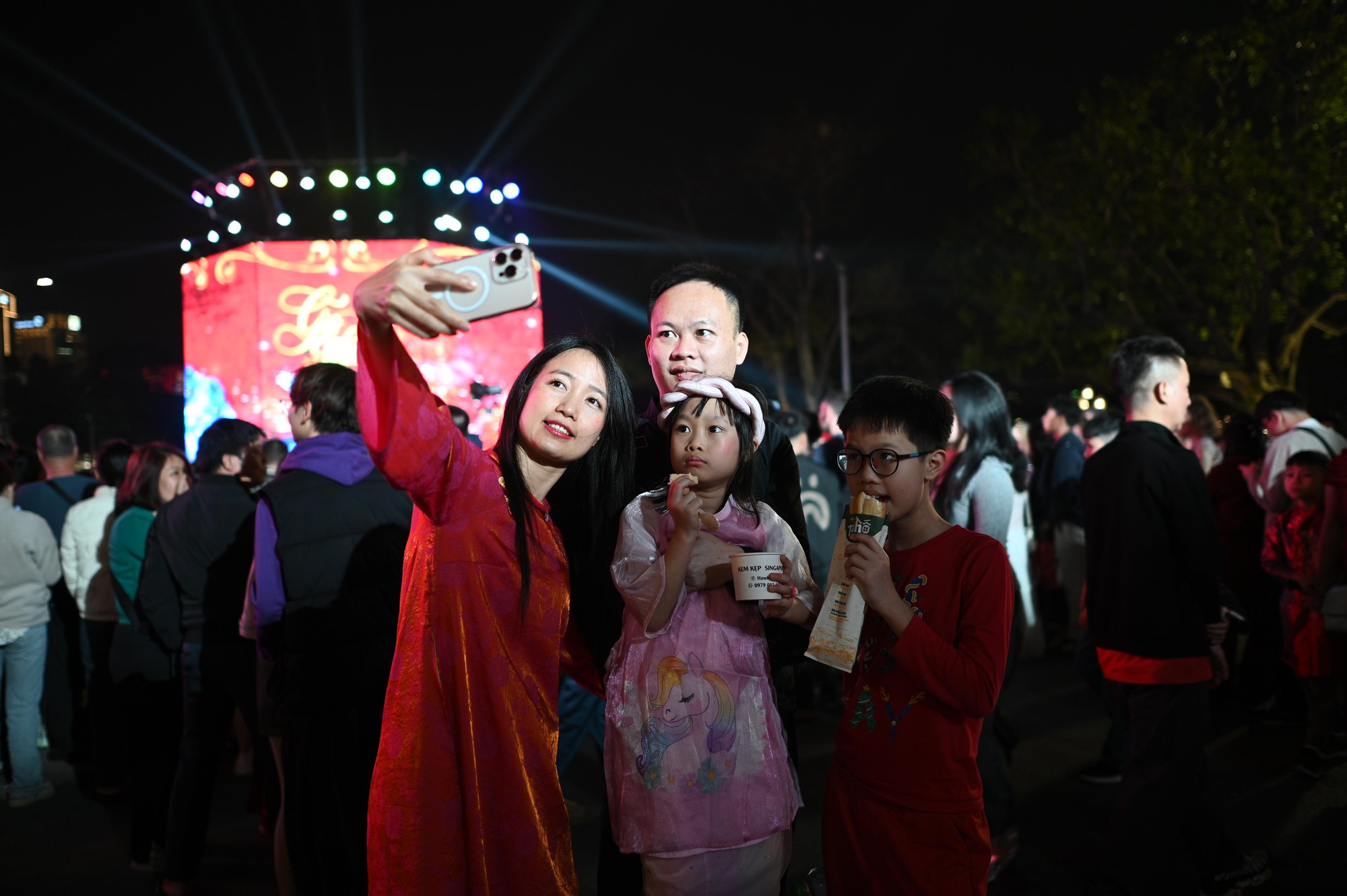 Pháo hoa rực rỡ trên bầu trời, chào đón năm mới 2026- Ảnh 1.