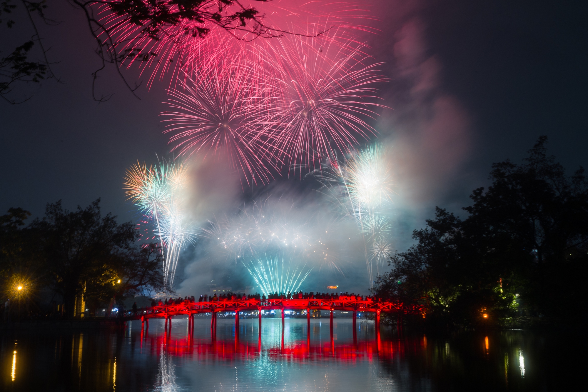 Pháo hoa rực rỡ trên bầu trời, chào đón năm mới 2026- Ảnh 21.