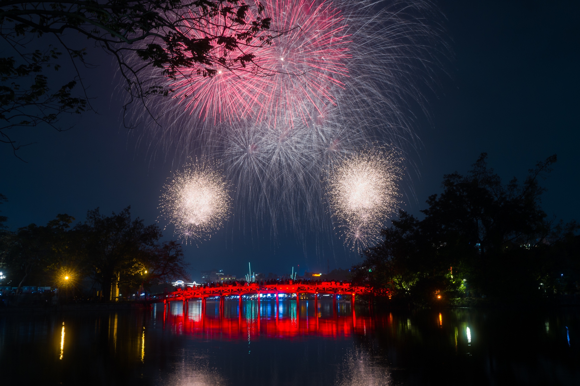 Pháo hoa rực rỡ trên bầu trời, chào đón năm mới 2026- Ảnh 22.