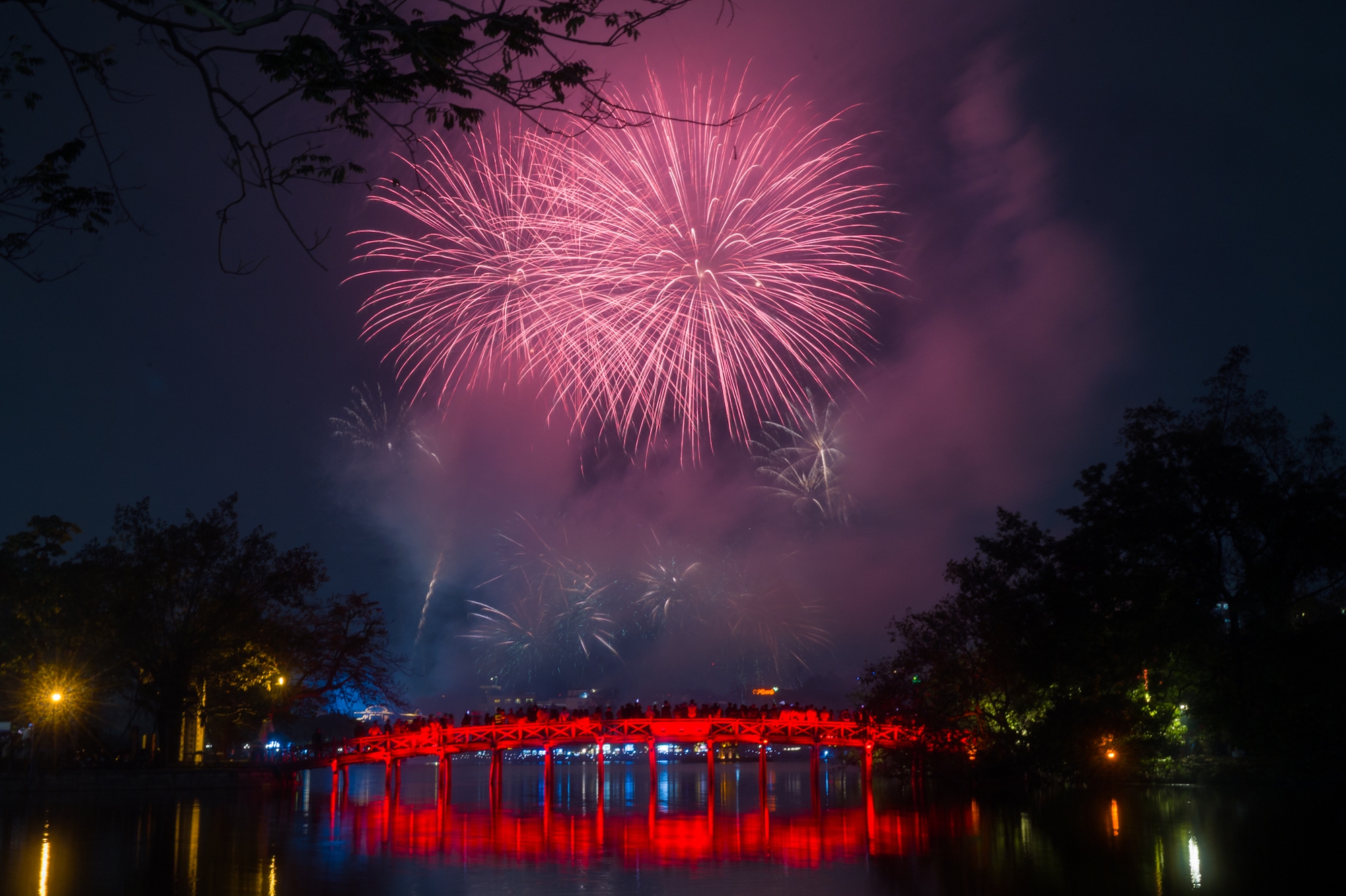 Pháo hoa rực rỡ trên bầu trời, chào đón năm mới 2026- Ảnh 23.