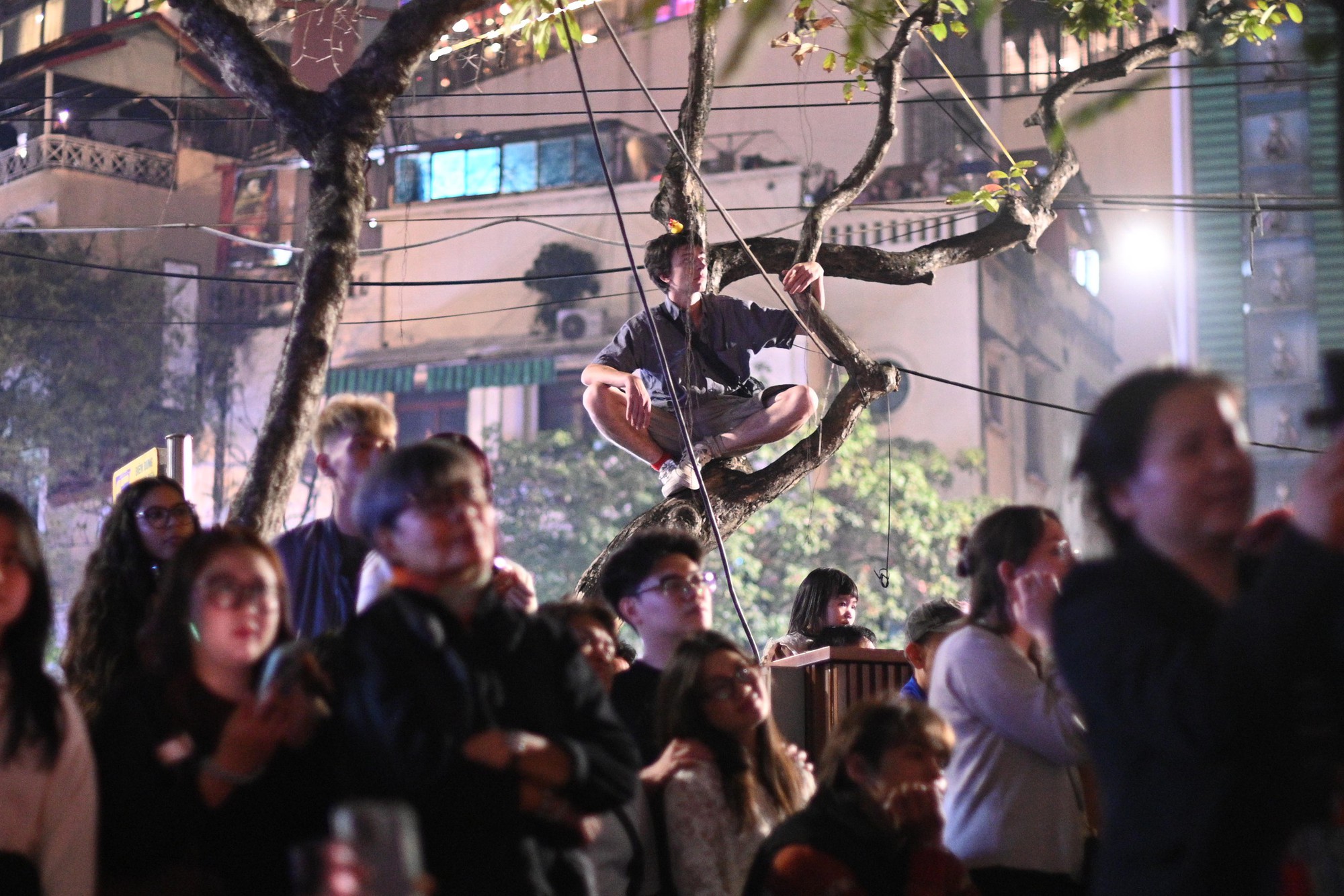 Pháo hoa rực rỡ trên bầu trời, chào đón năm mới 2026- Ảnh 26.