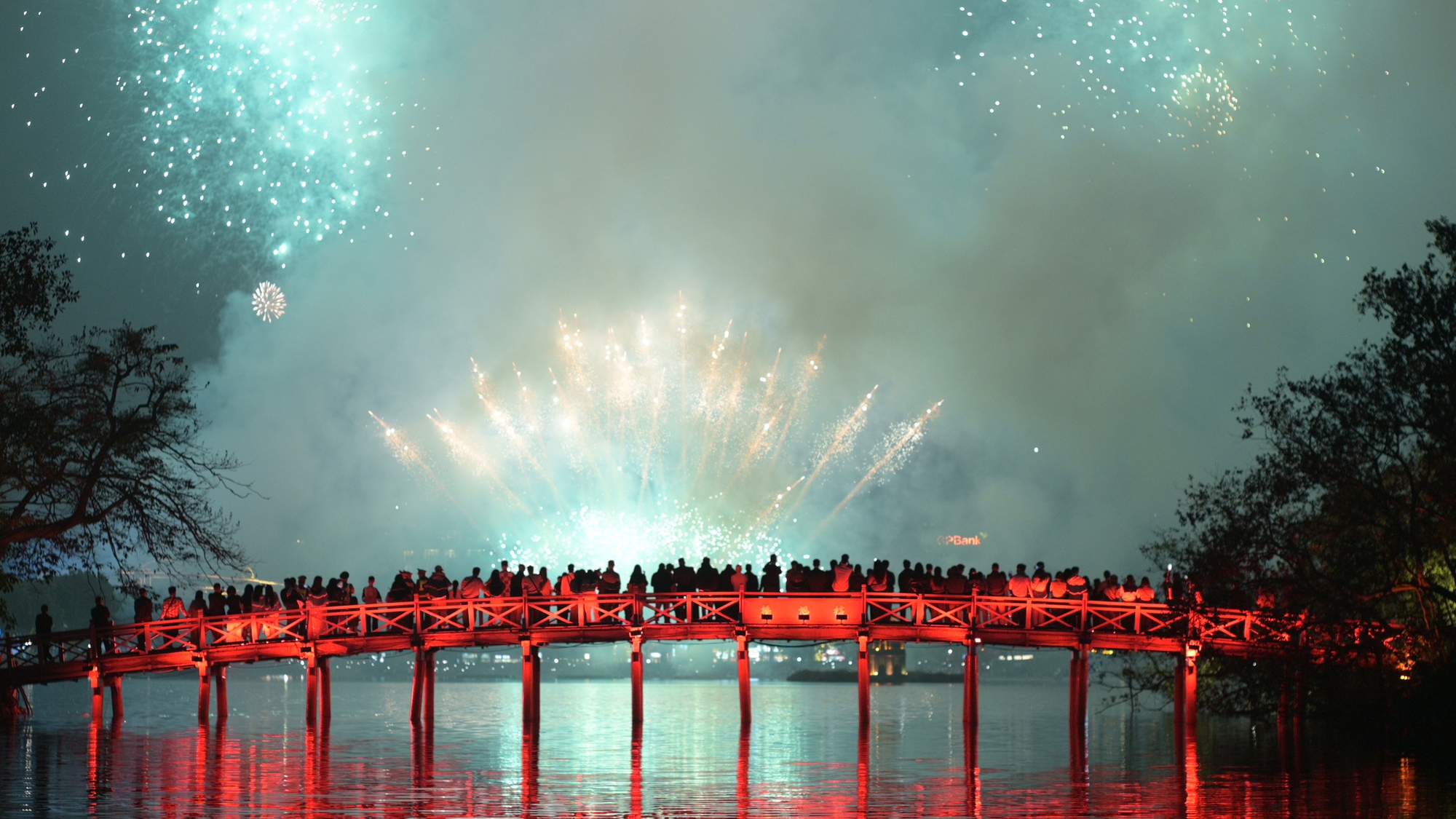 Pháo hoa rực rỡ trên bầu trời, chào đón năm mới 2026- Ảnh 24.