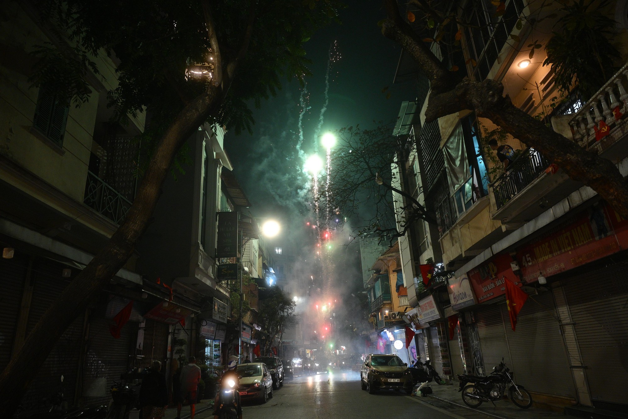 Pháo hoa rực rỡ trên bầu trời, chào đón năm mới 2026- Ảnh 43.