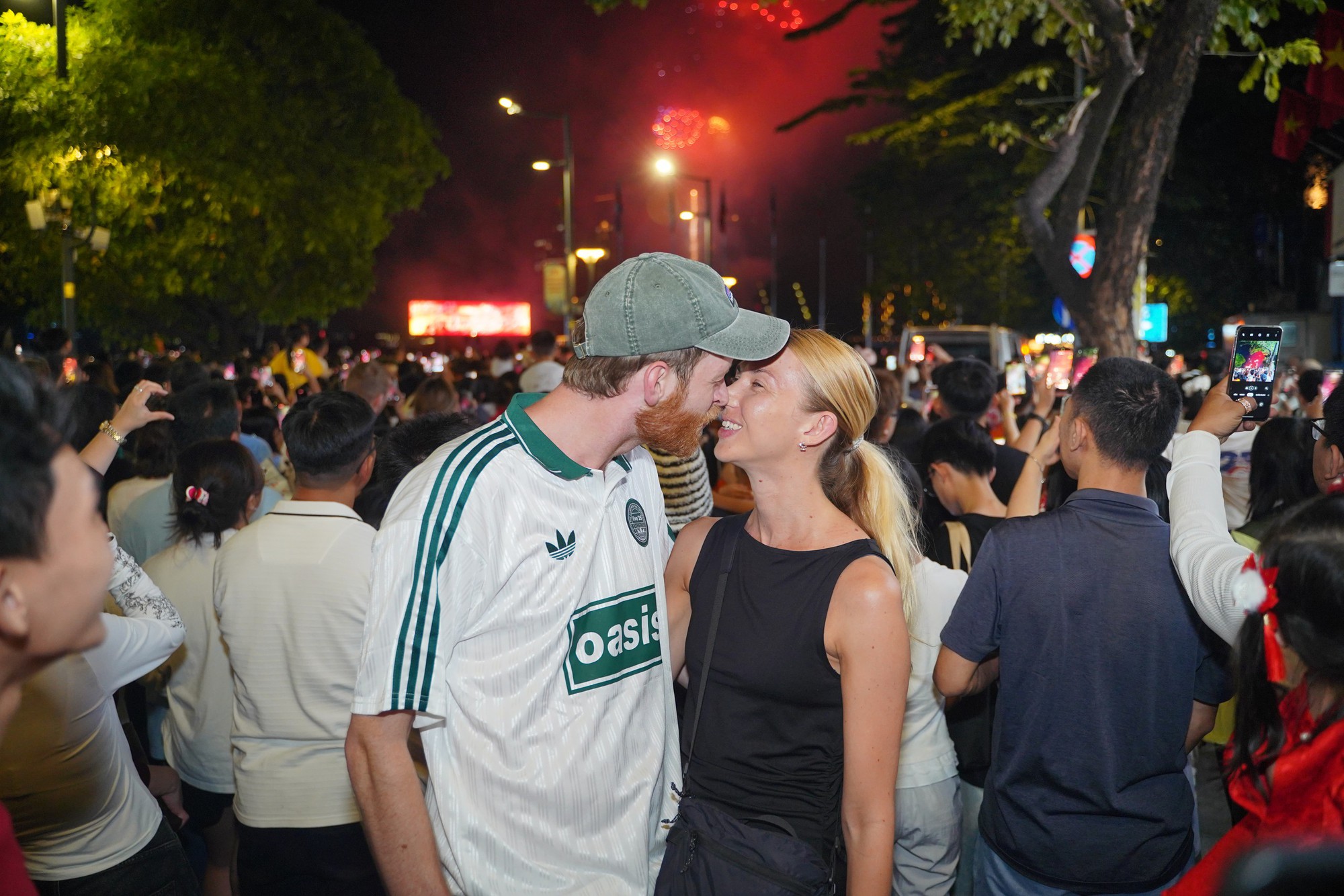 Pháo hoa rực rỡ trên bầu trời, chào đón năm mới 2026- Ảnh 34.