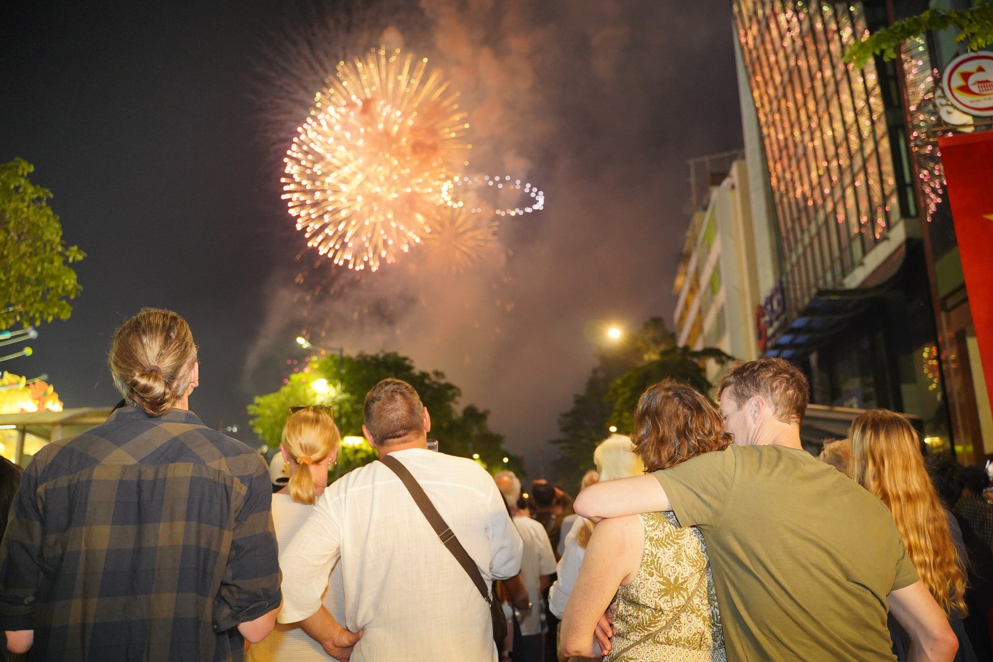 Pháo hoa rực rỡ trên bầu trời, chào đón năm mới 2026- Ảnh 35.