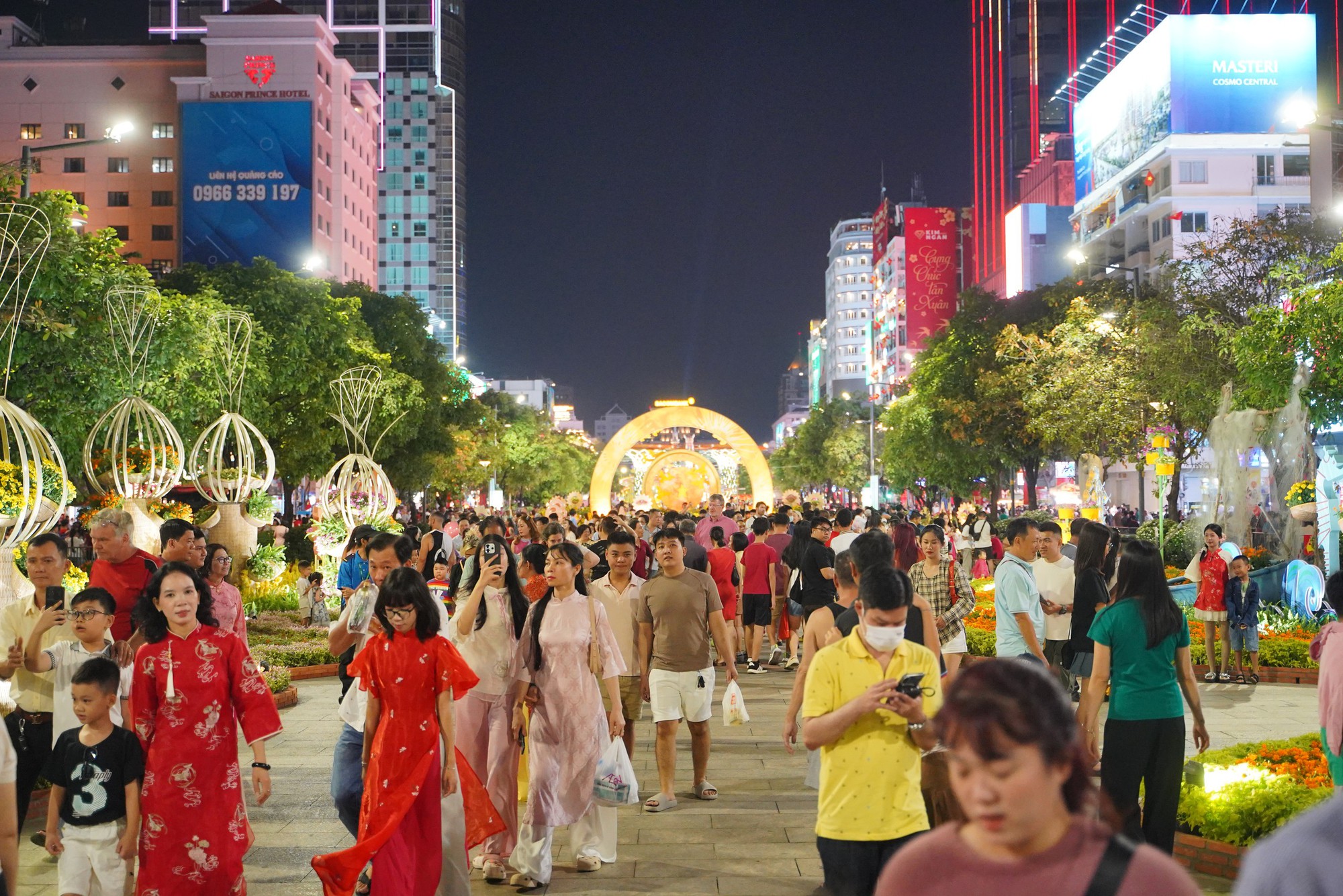 Pháo hoa rực rỡ trên bầu trời, chào đón năm mới 2026- Ảnh 15.